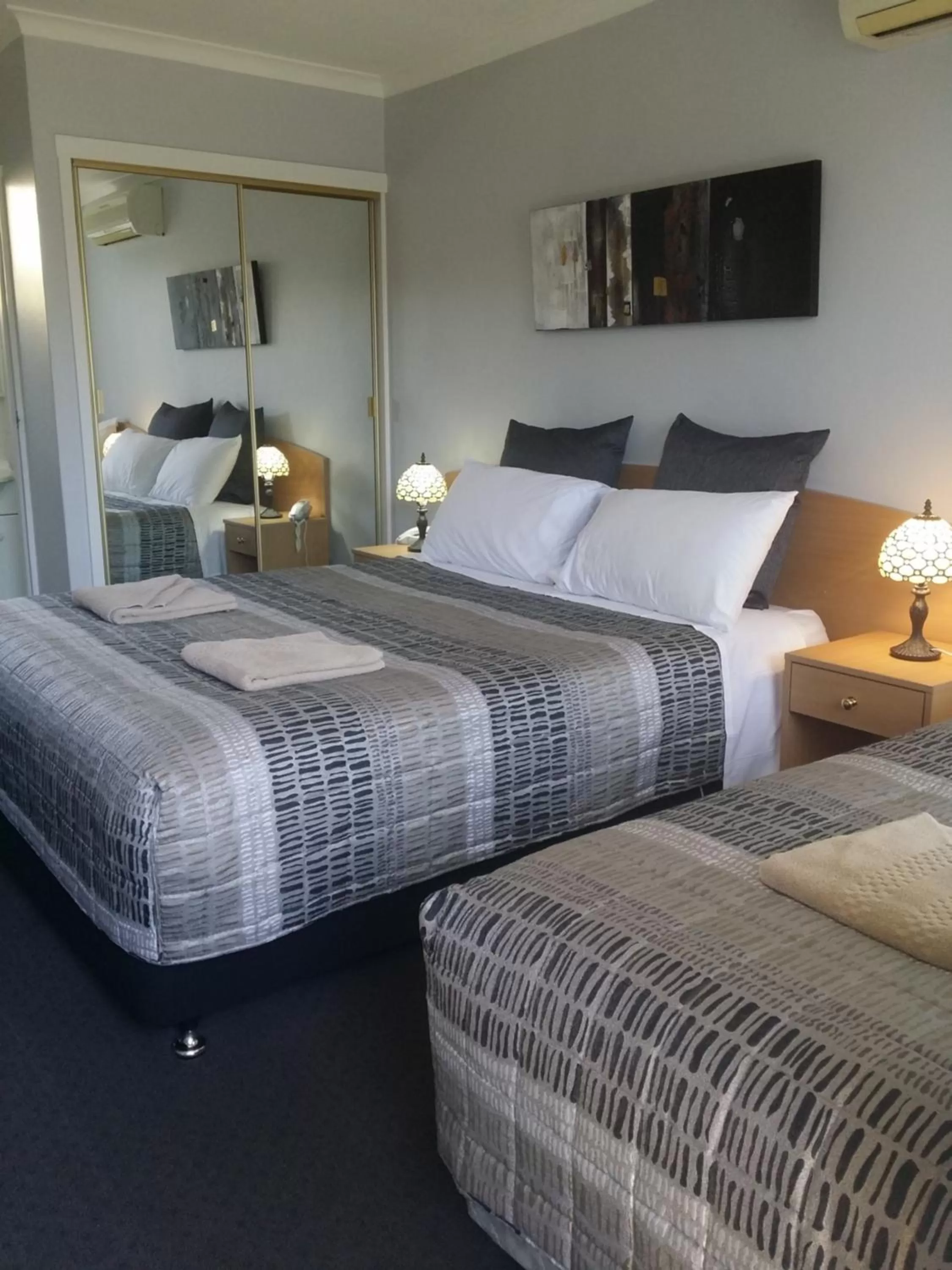 Photo of the whole room, Bed in White Manor Motel