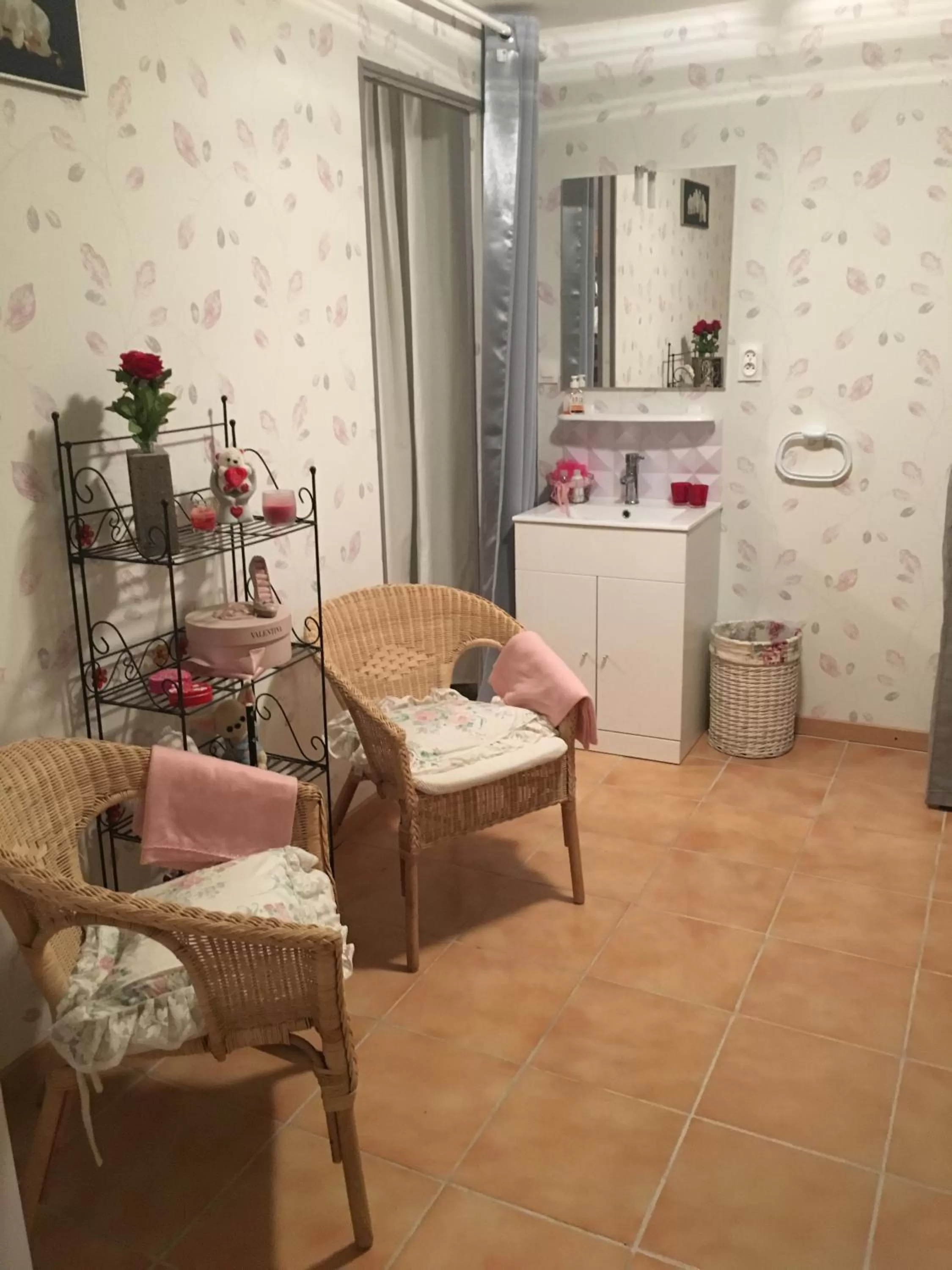 Bedroom, Seating Area in Maison des Vignes