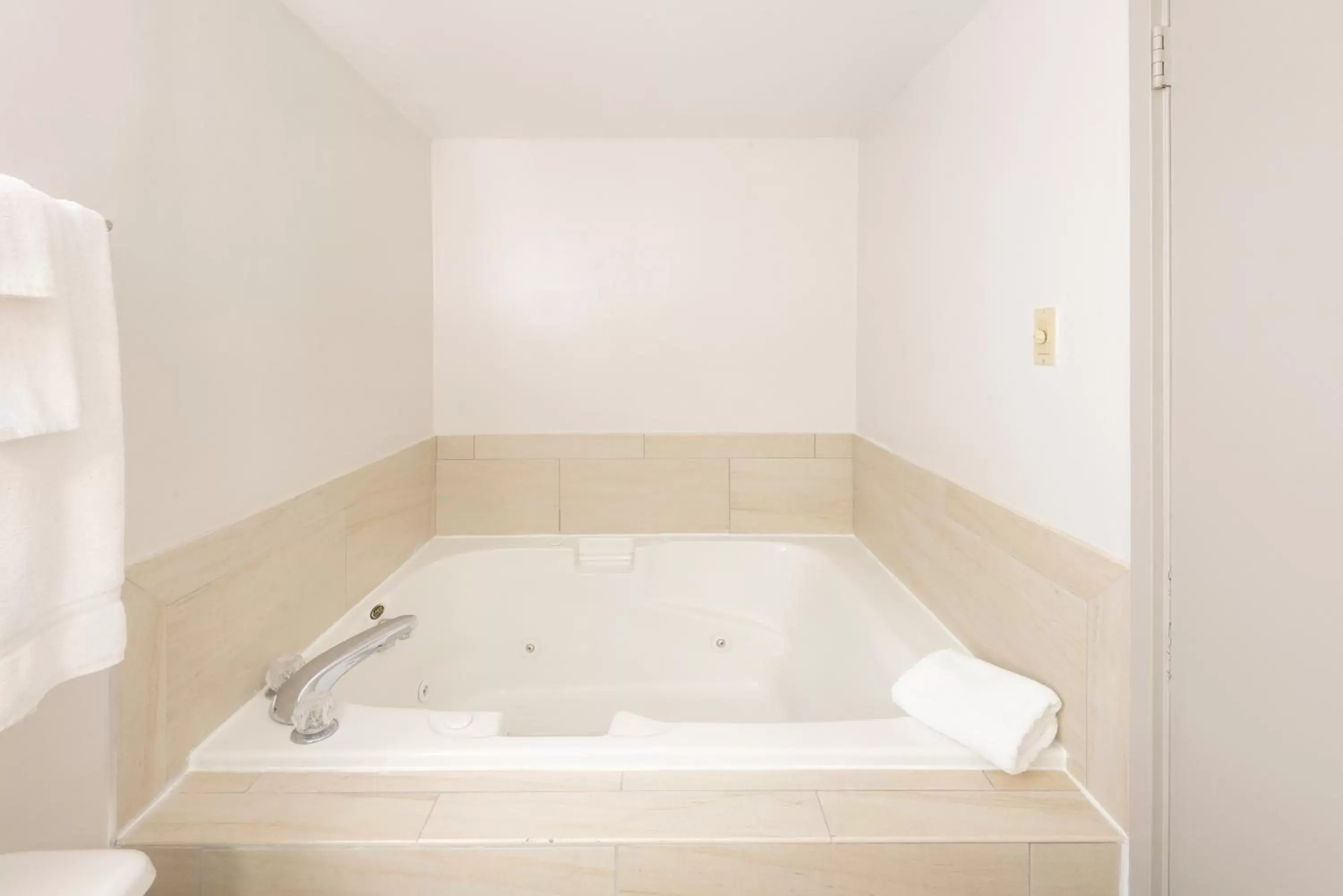 King Room with Jetted Tub in Holiday Inn Express Philadelphia NE-Bensalem by IHG King Room with Jetted Tub in Holiday Inn Express Philadelphia NE-Bensalem by IHG
