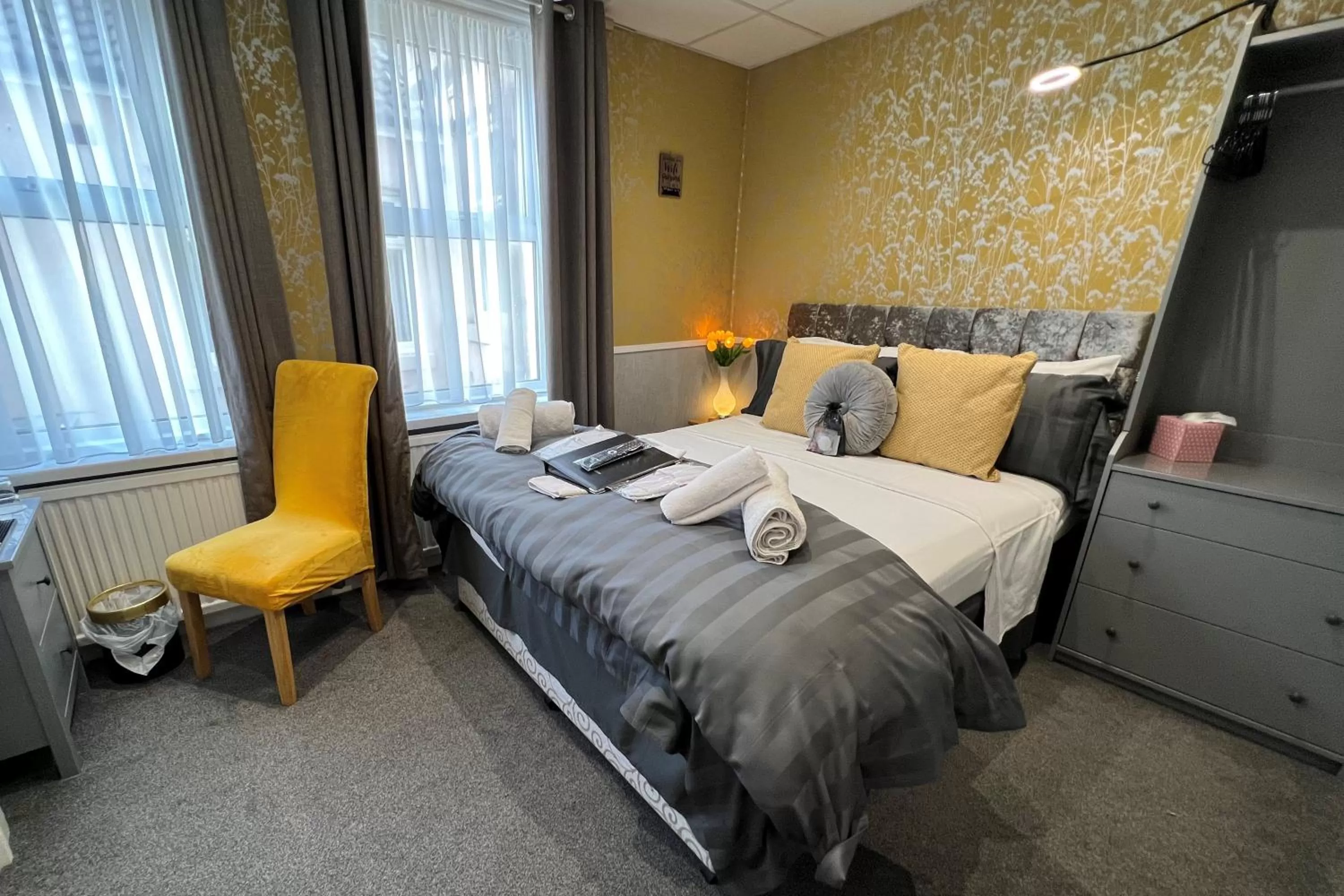 Photo of the whole room, Bed in Raffles Hotel