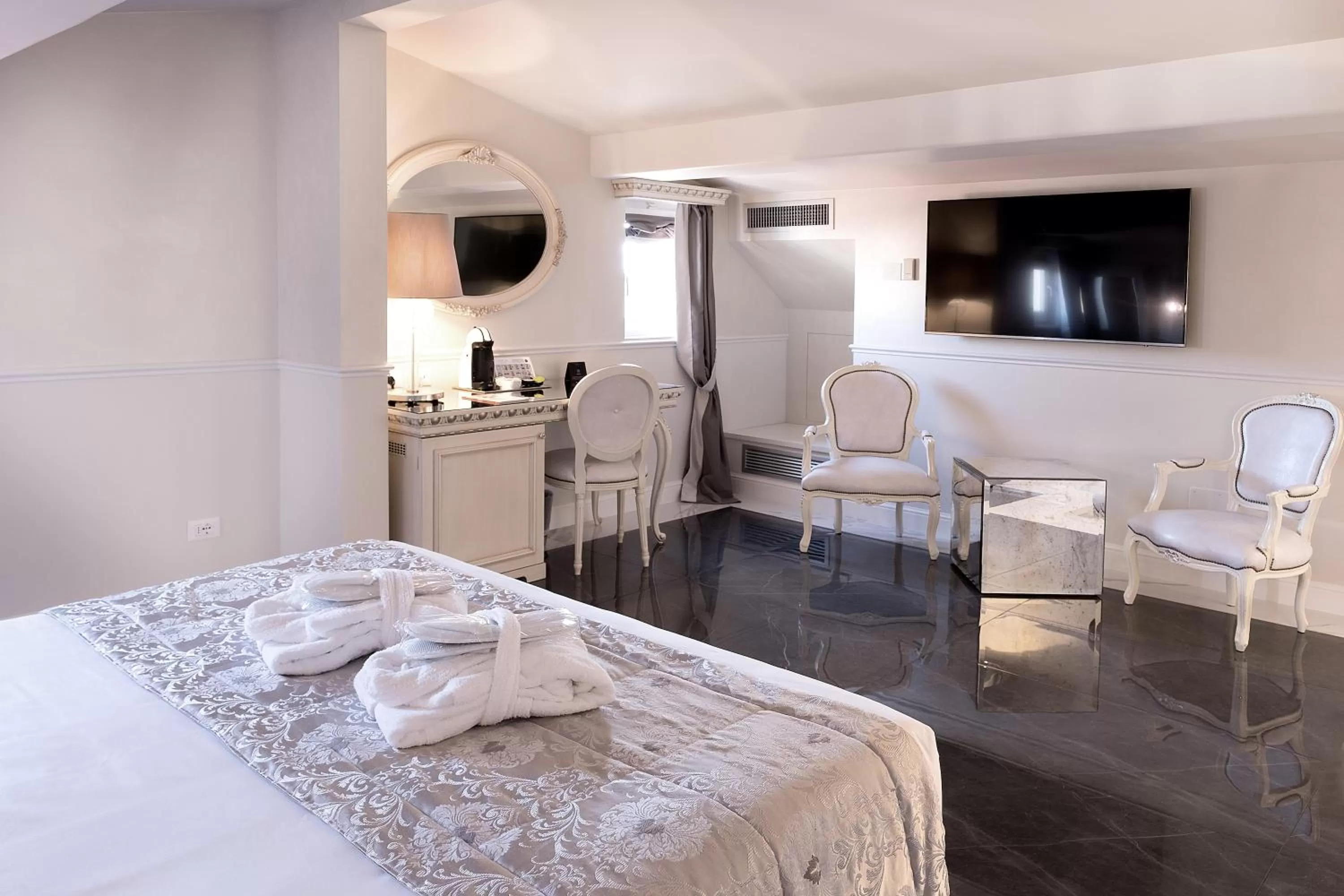 Coffee/tea facilities, Bed in The Moon Boutique Hotel & Spa