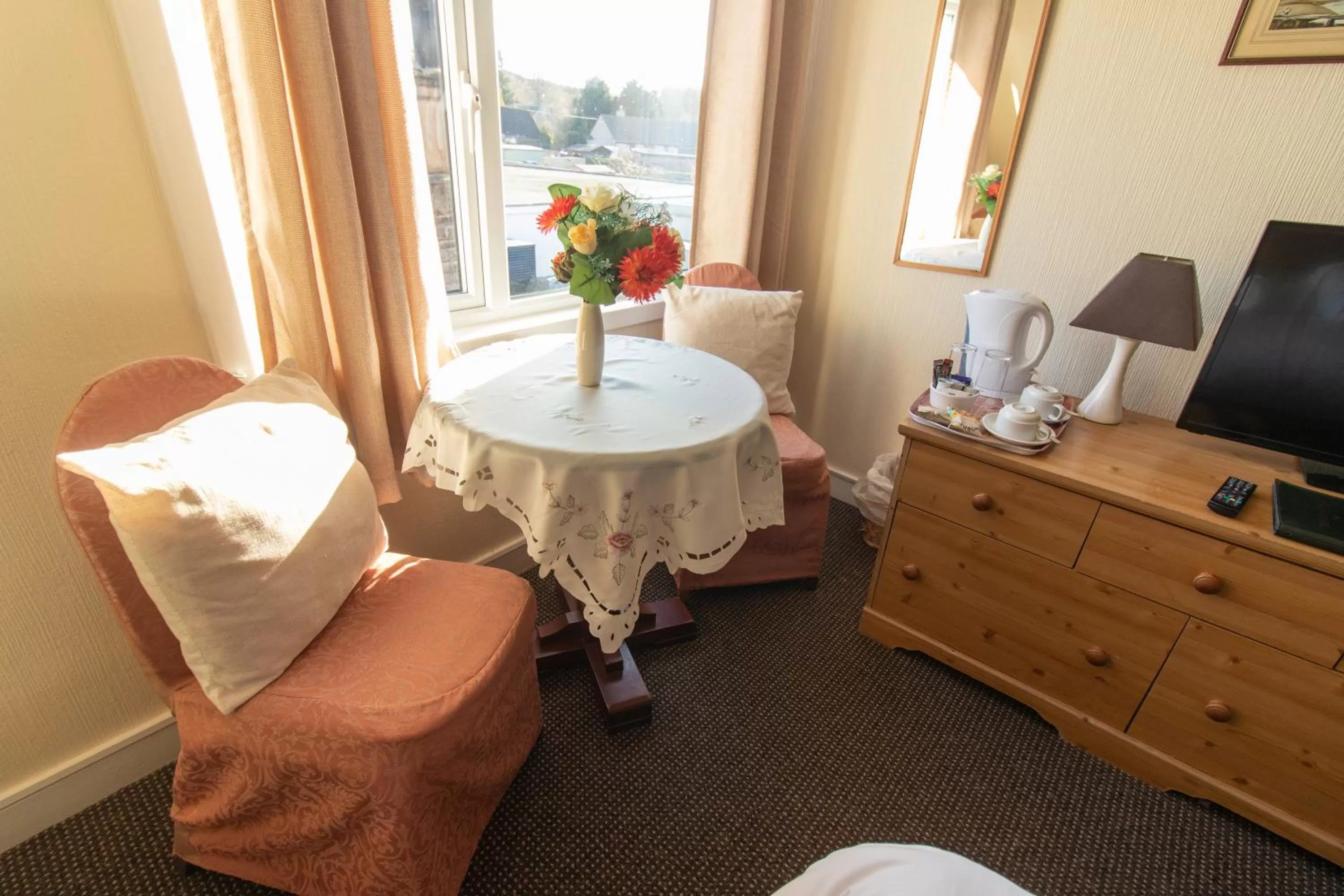 Coffee/tea facilities, Seating Area in Auld Cross Keys Inn