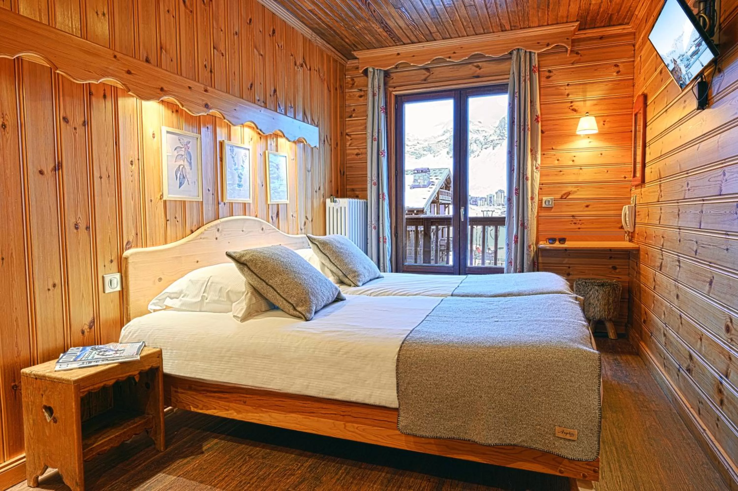 Photo of the whole room, Bed in Hôtel L'Arbina