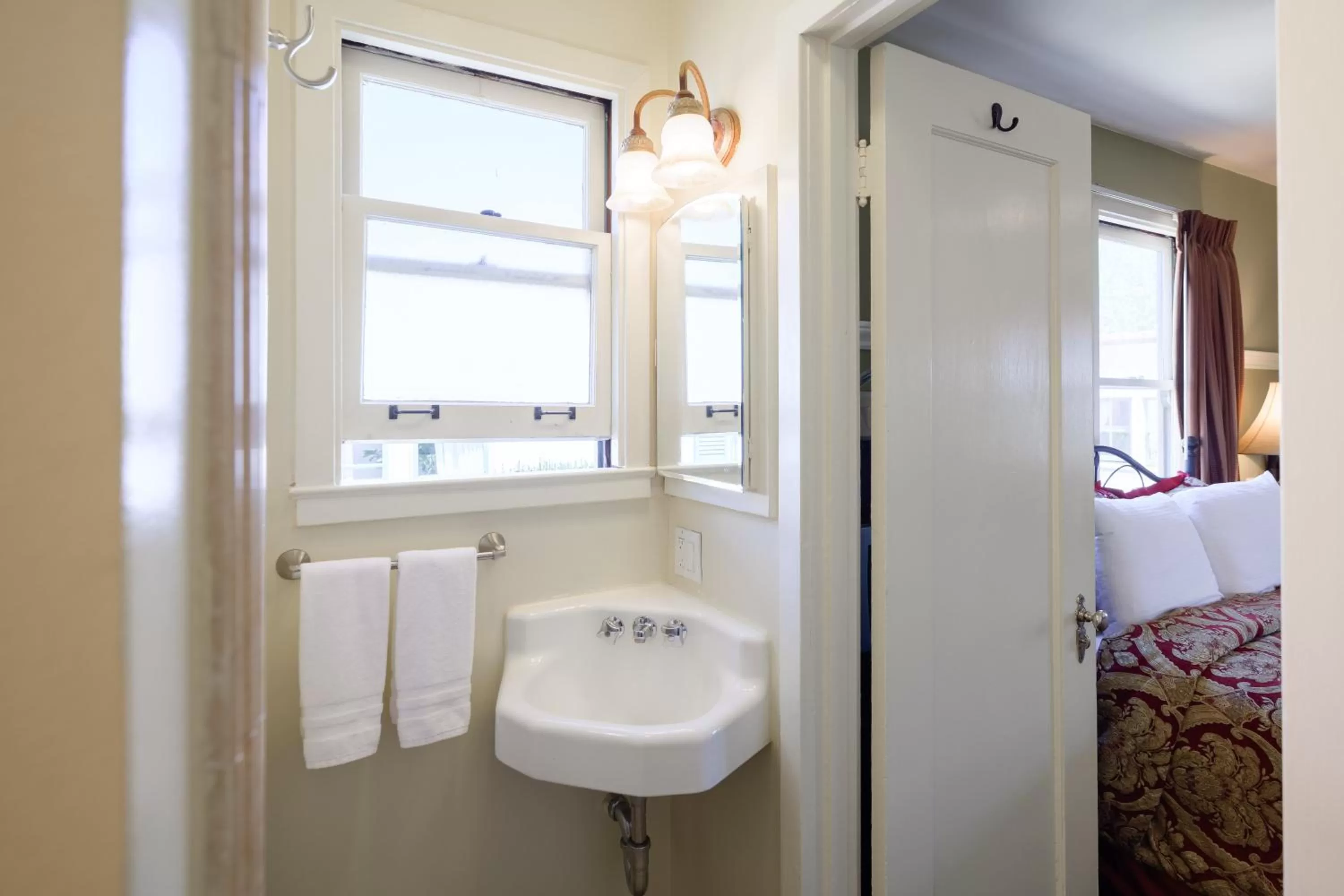Bathroom, Bed in Marina Motel