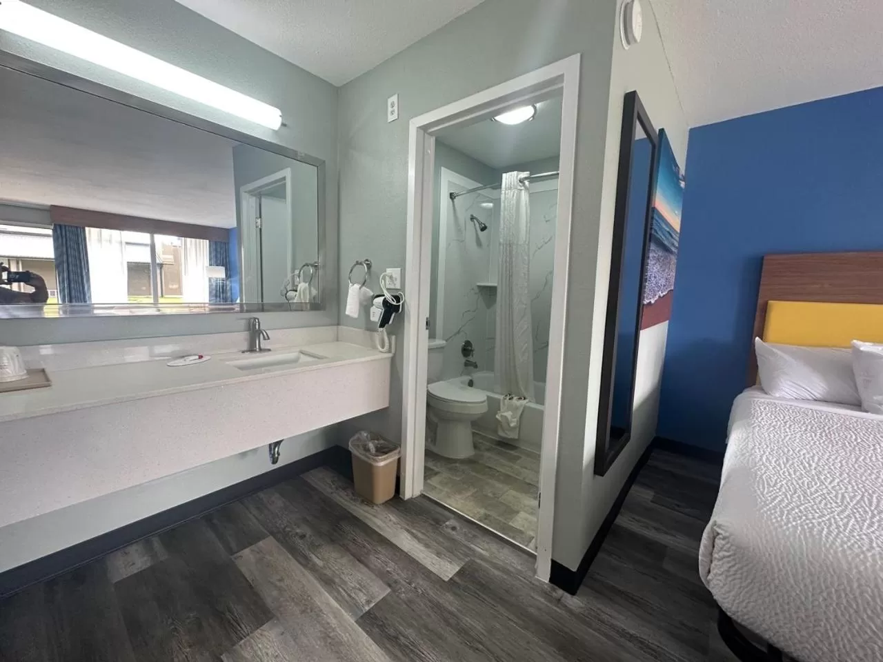 Bathroom, Bed in Days Inn & Suites by Wyndham Jennings
