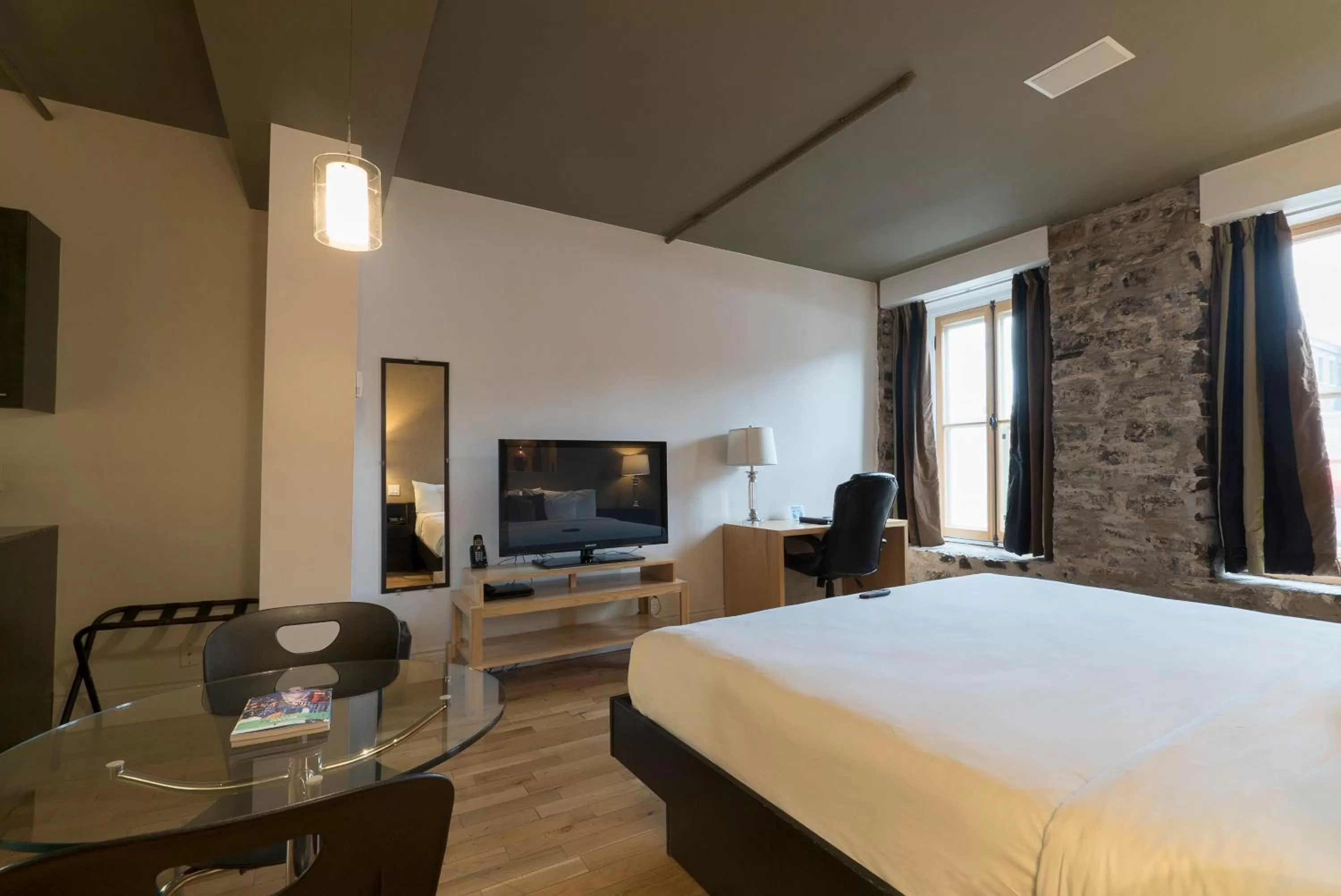 Deluxe Room / Kitchenette / Animals Permitted on 1st floor ($) in Hotel Port-Royal