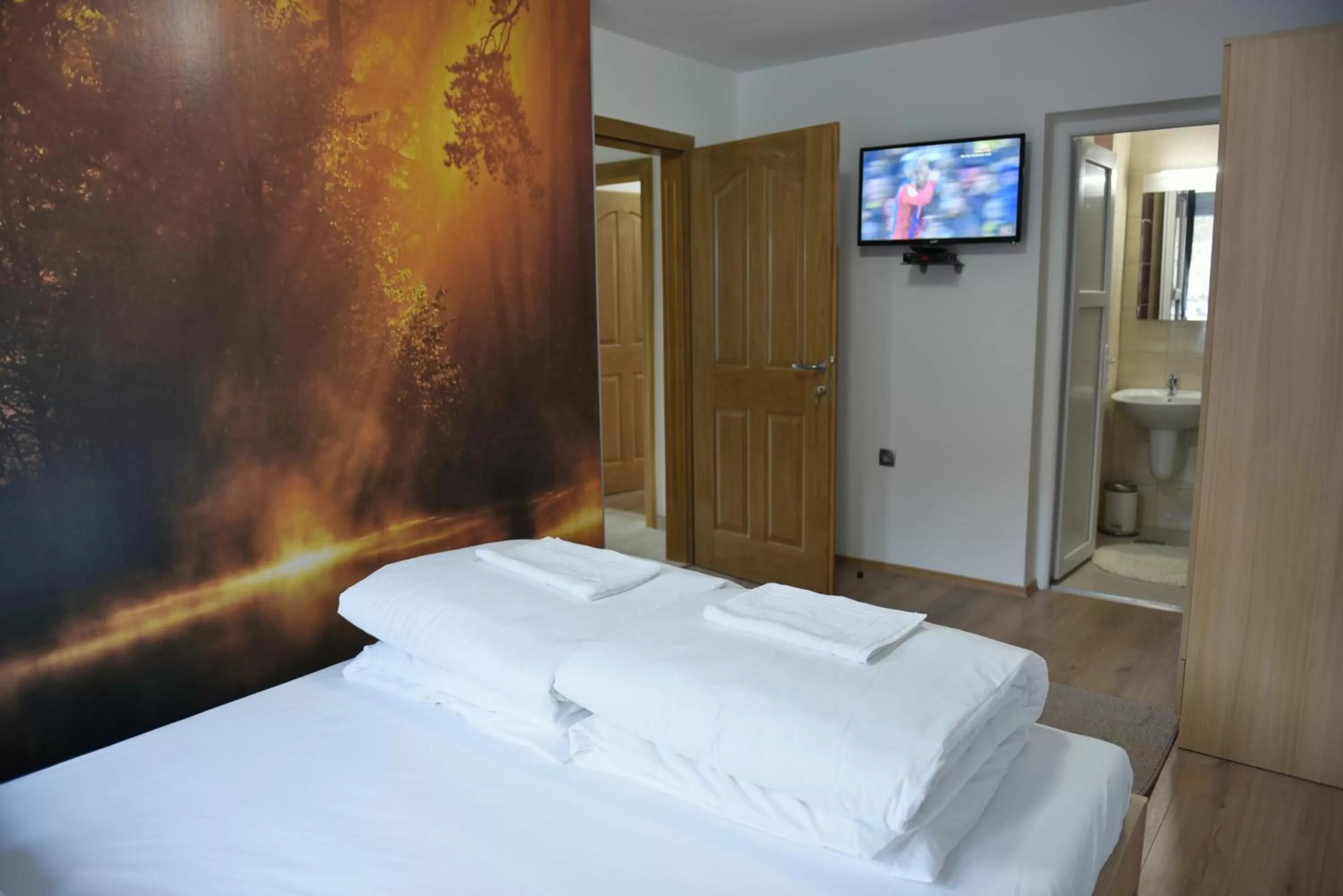 Bedroom, Bed in Motel Alibi