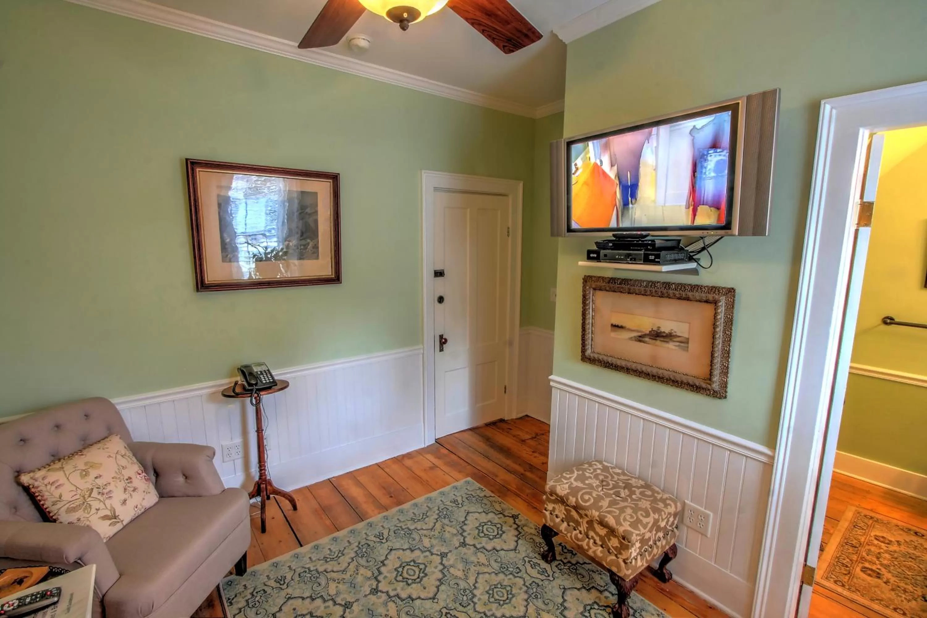 Communal lounge/ TV room in Phineas Swann Inn & Spa