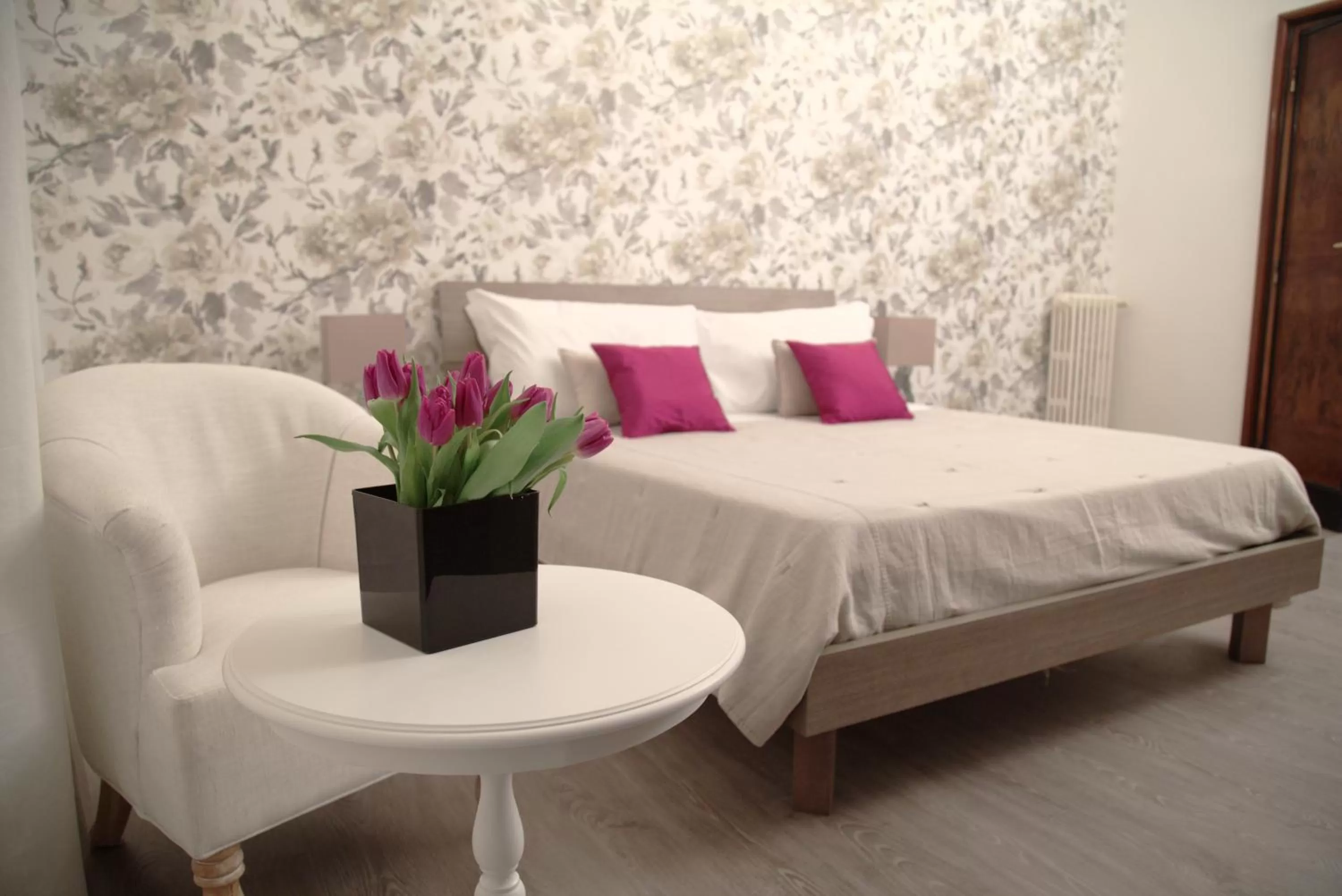 Photo of the whole room, Bed in Nobilcasa Suites