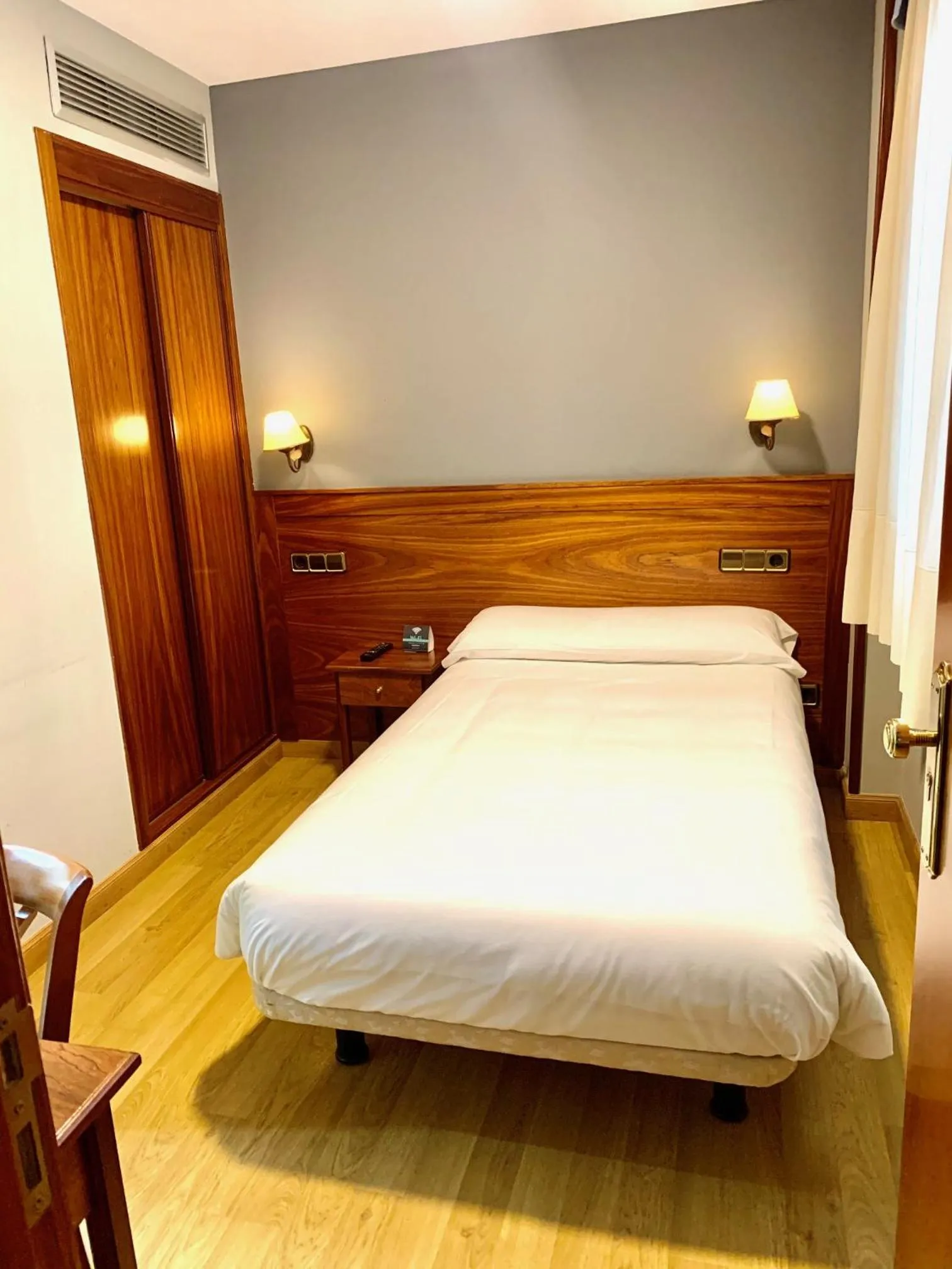 Photo of the whole room, Bed in Hotel Los Templarios