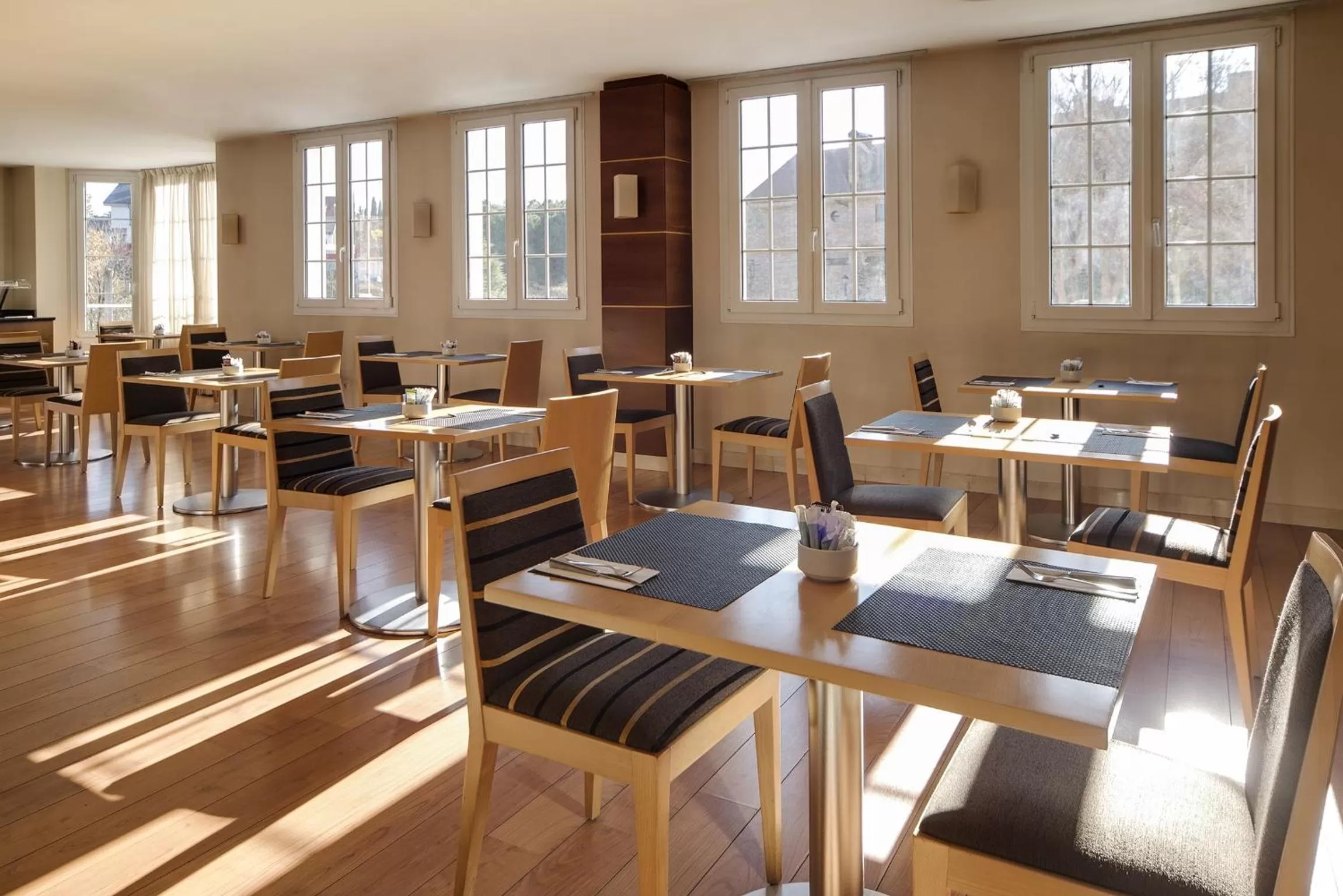 Restaurant/places to eat in Exe Zarzuela Park