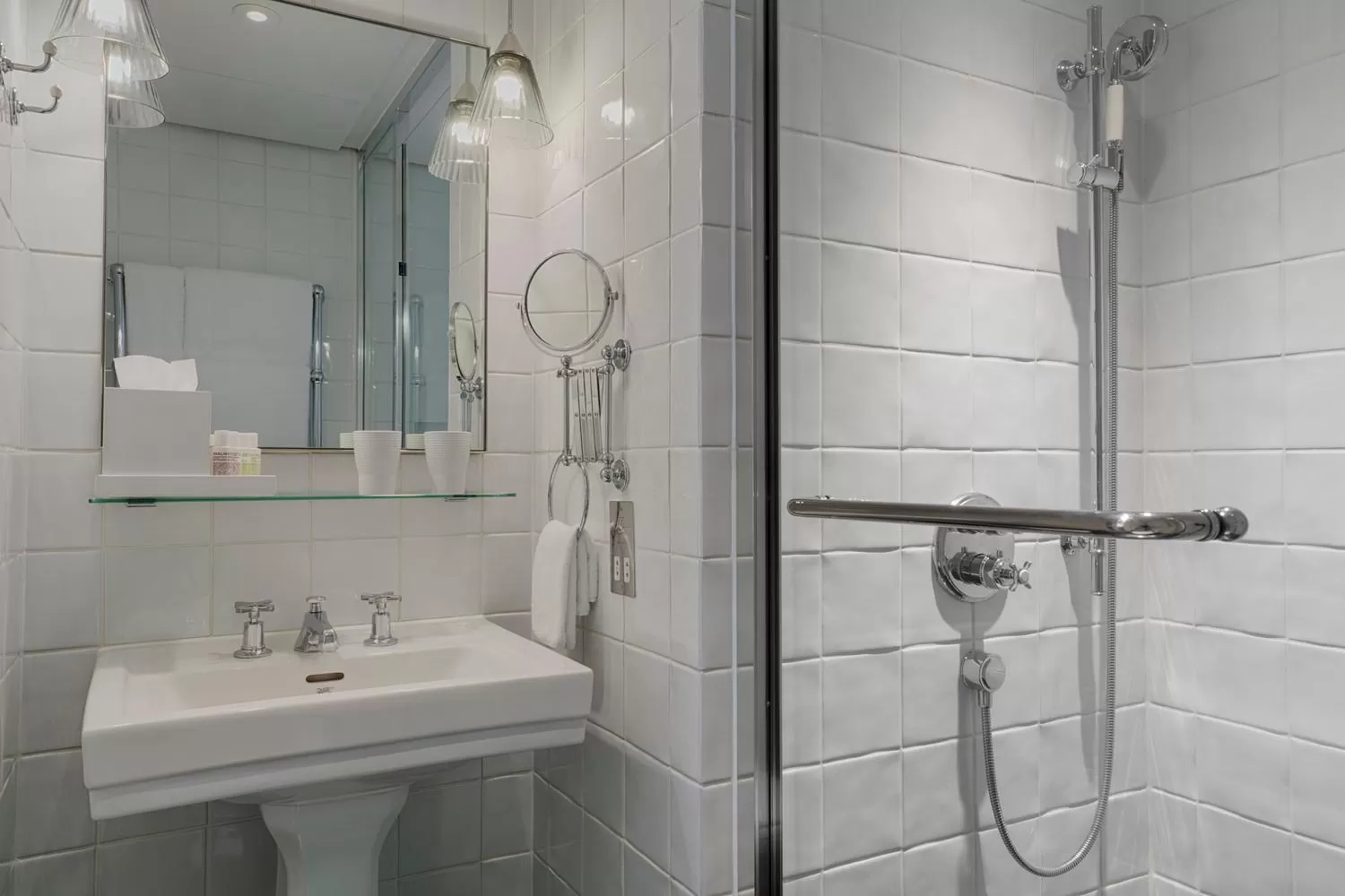 Bathroom in Kaya Great Northern Hotel, London