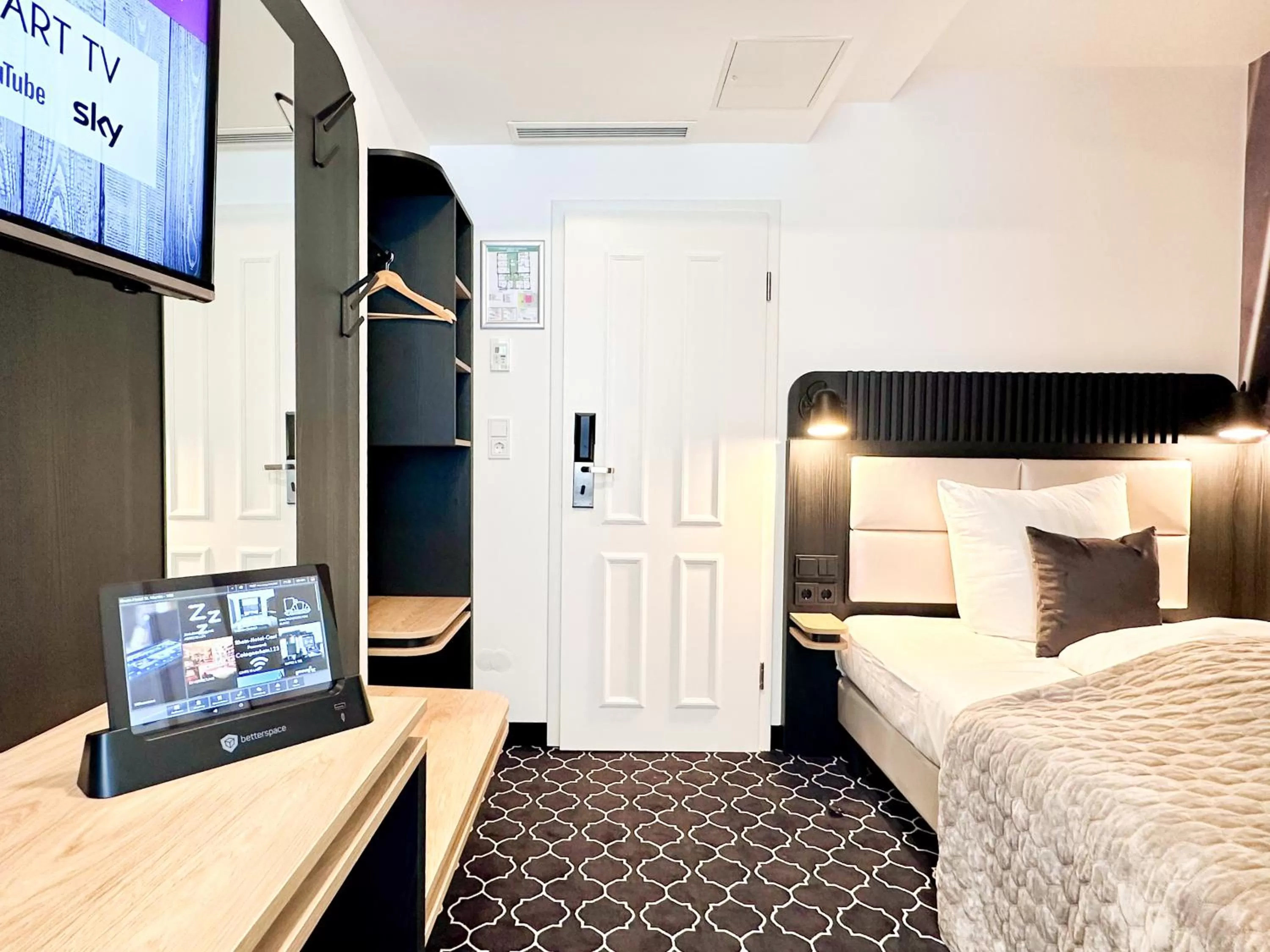 Photo of the whole room, Bed in Rhein Hotel St. Martin