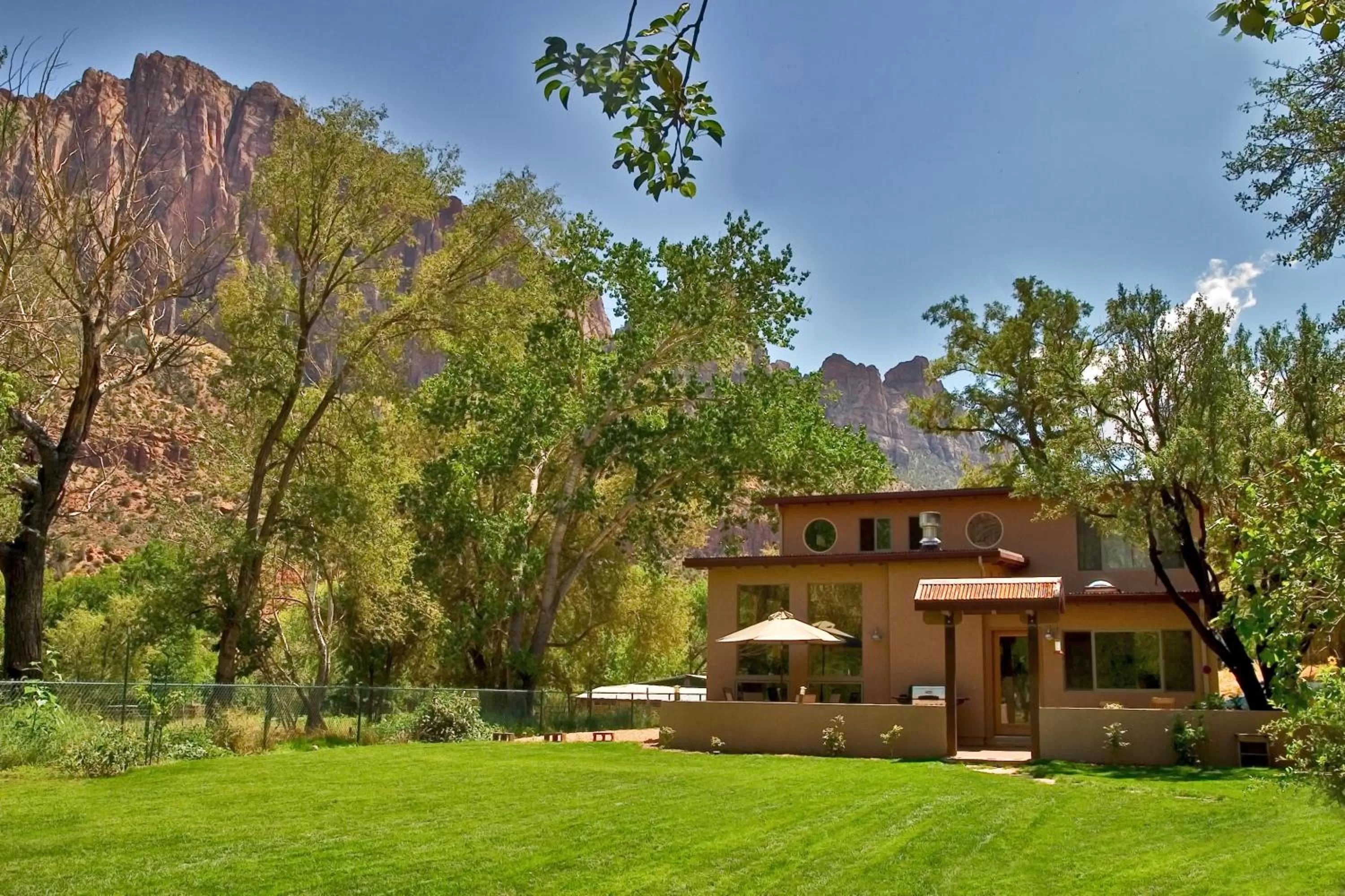 Property Building in Flanigan`s Resort and Spa