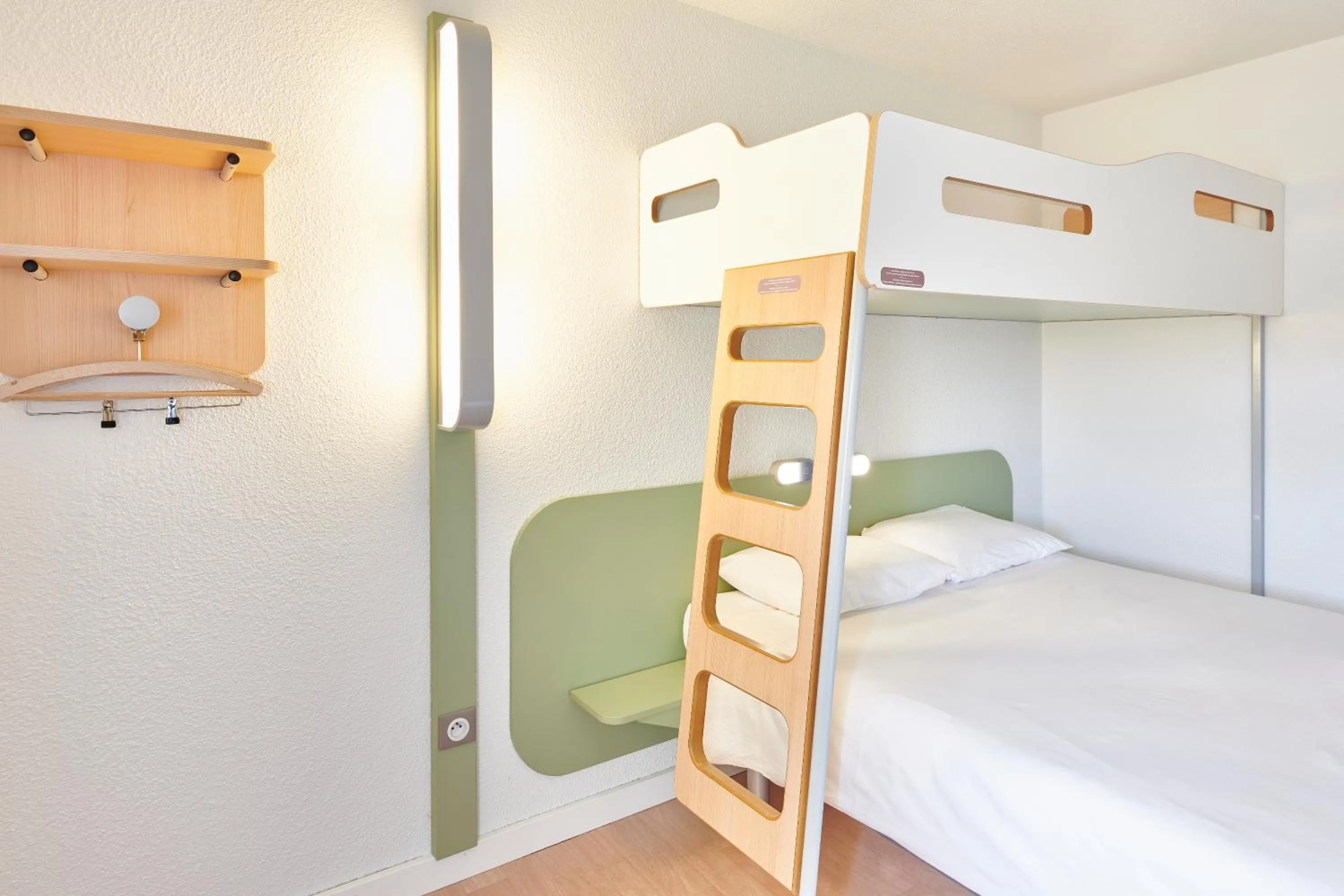 Bedroom, Bed in ibis budget Saint Paul Les Dax