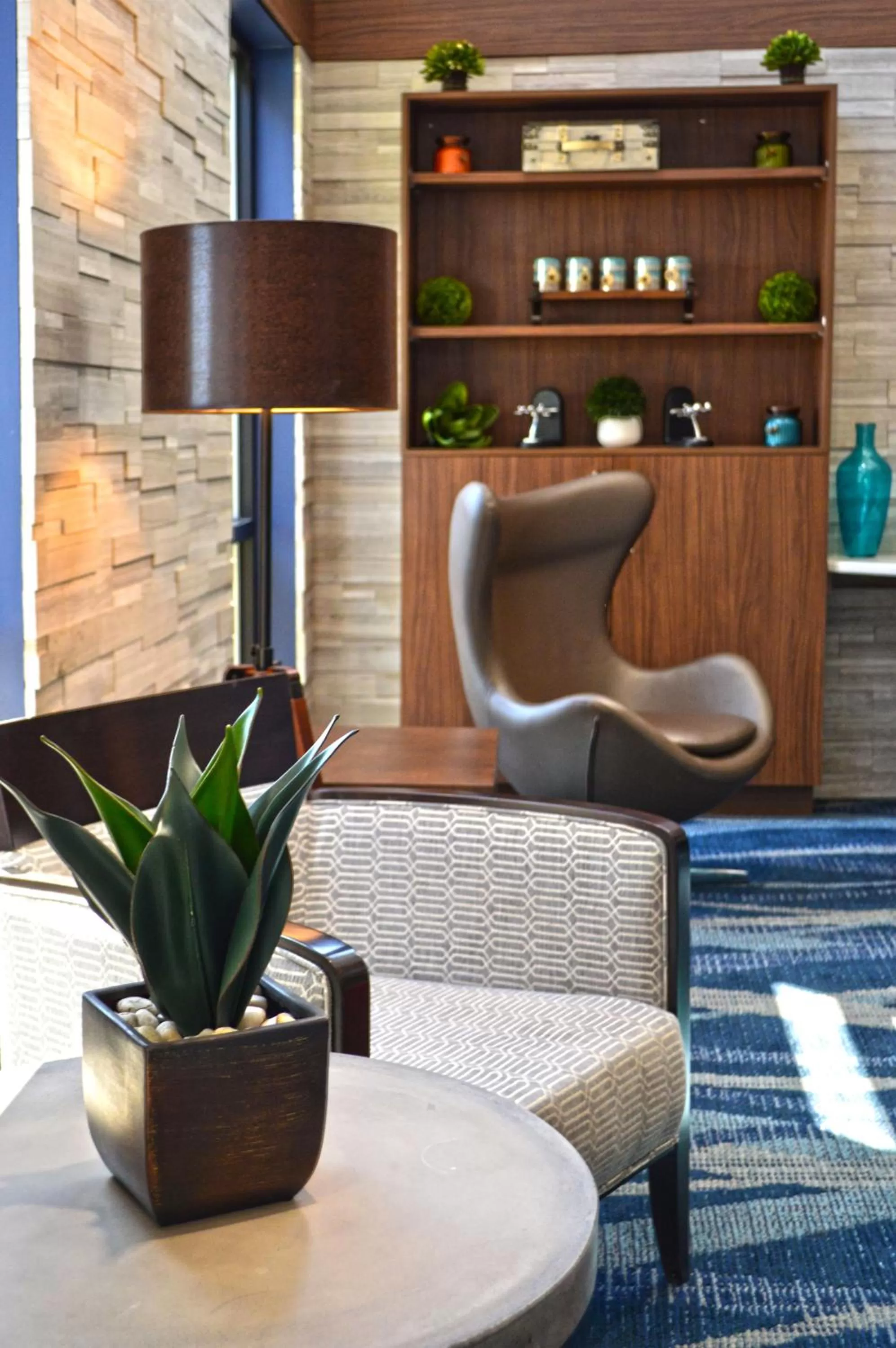 Lobby or reception in Holiday Inn & Suites Syracuse Airport - Liverpool by IHG