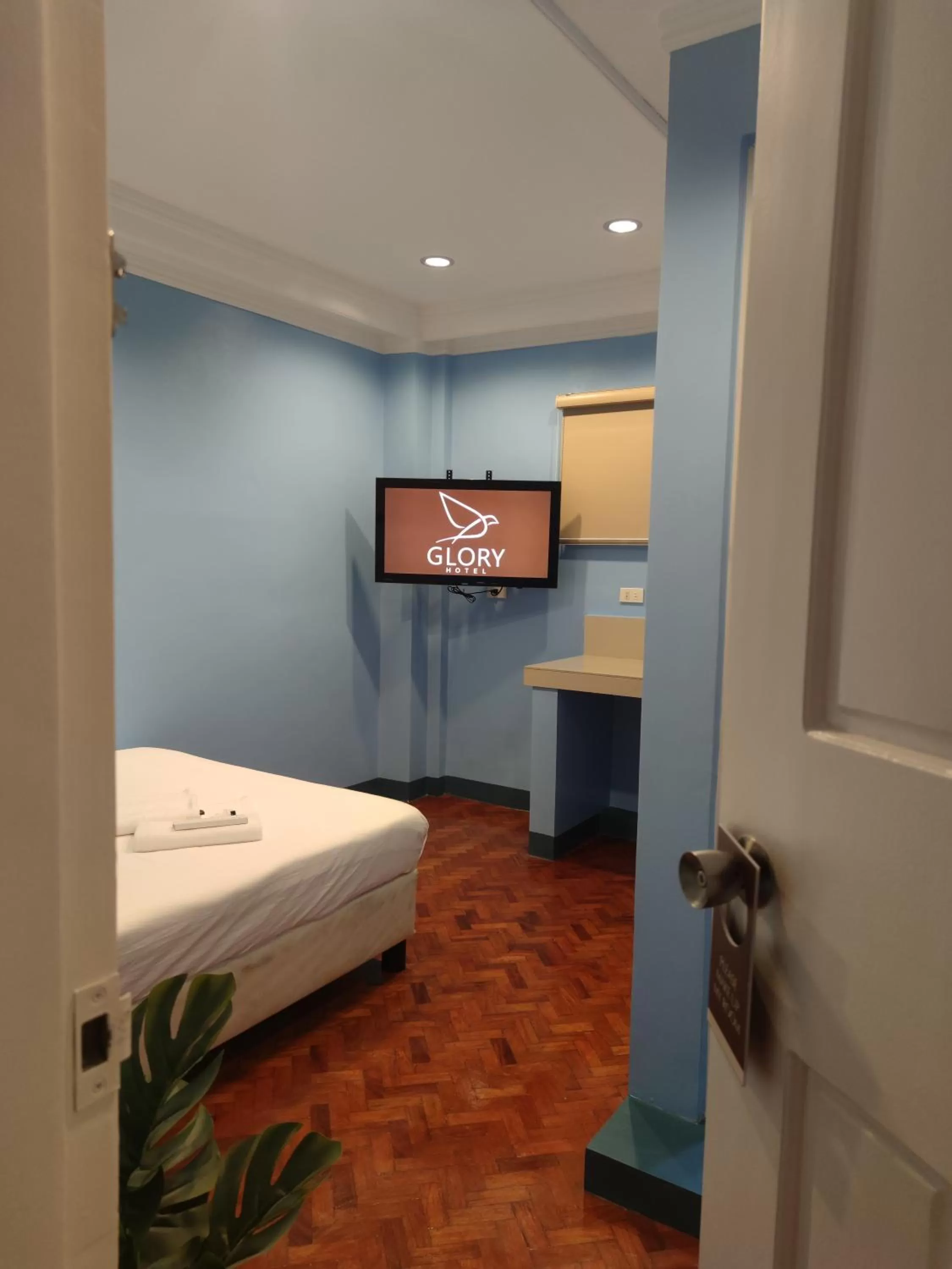 Bed in Glory Hotel Cubao