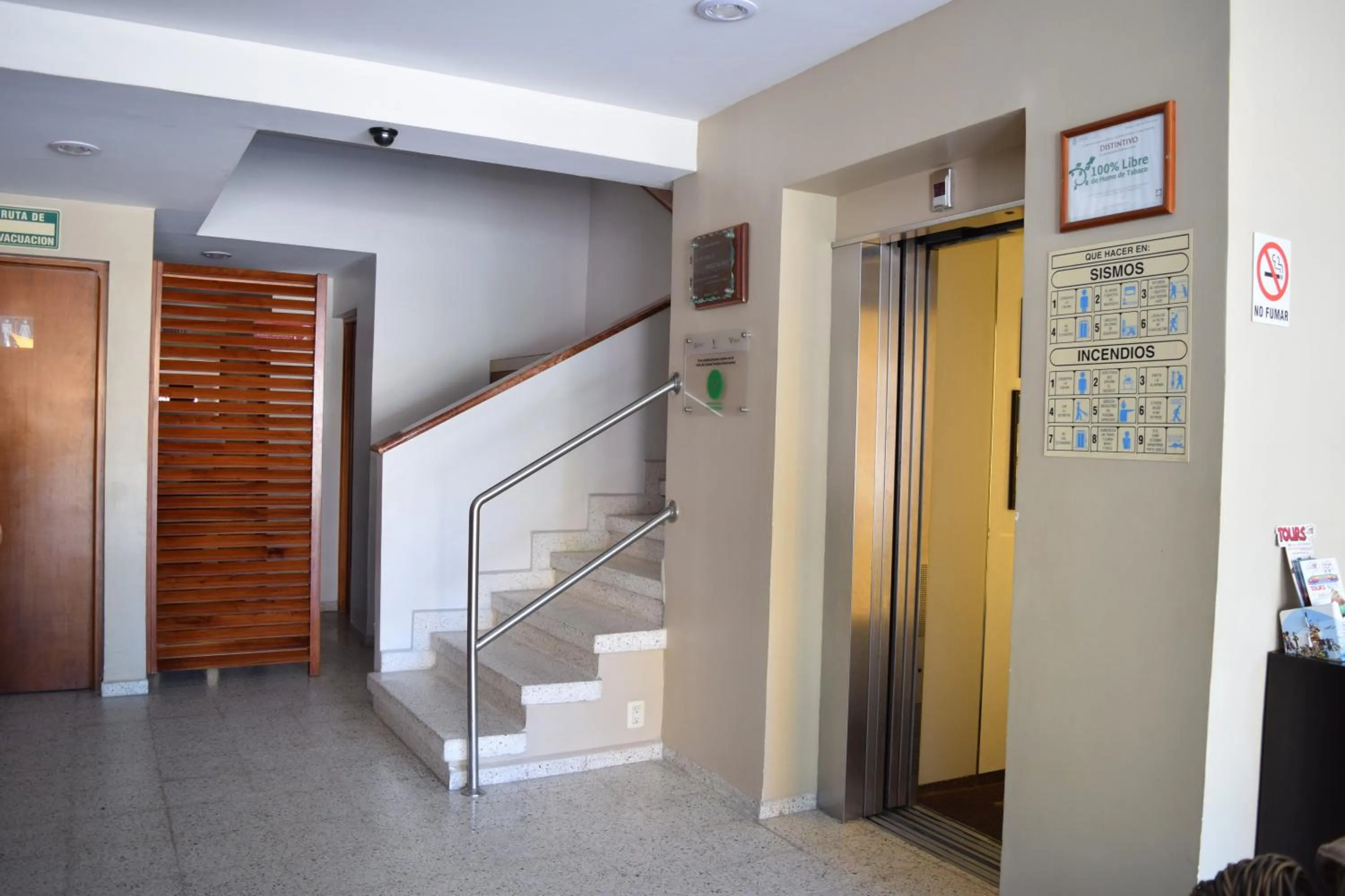 Lobby or reception in Hotel Delfines - a 2 calles del Acuario Veracruz