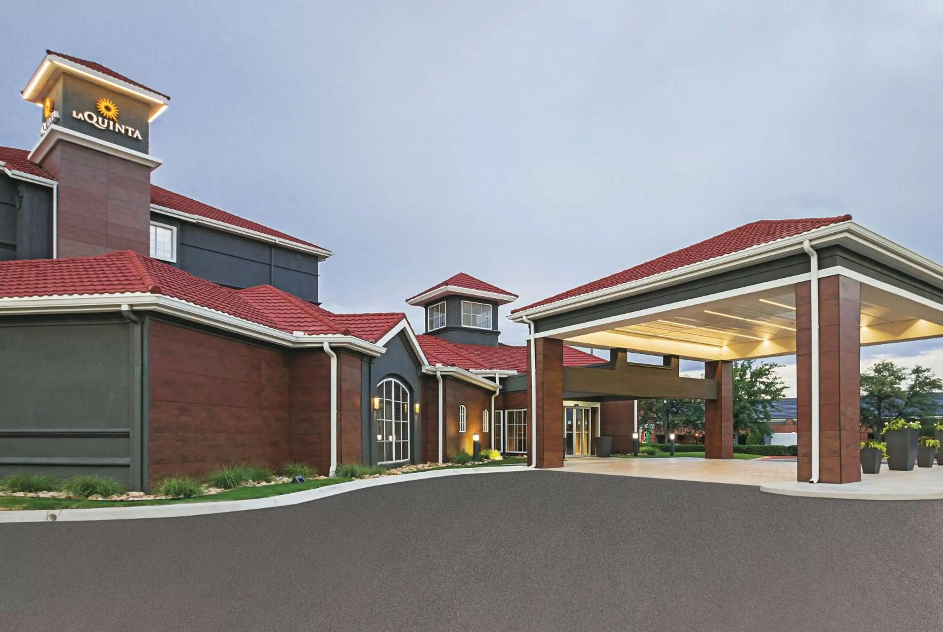 Property building in La Quinta by Wyndham Fort Worth City View