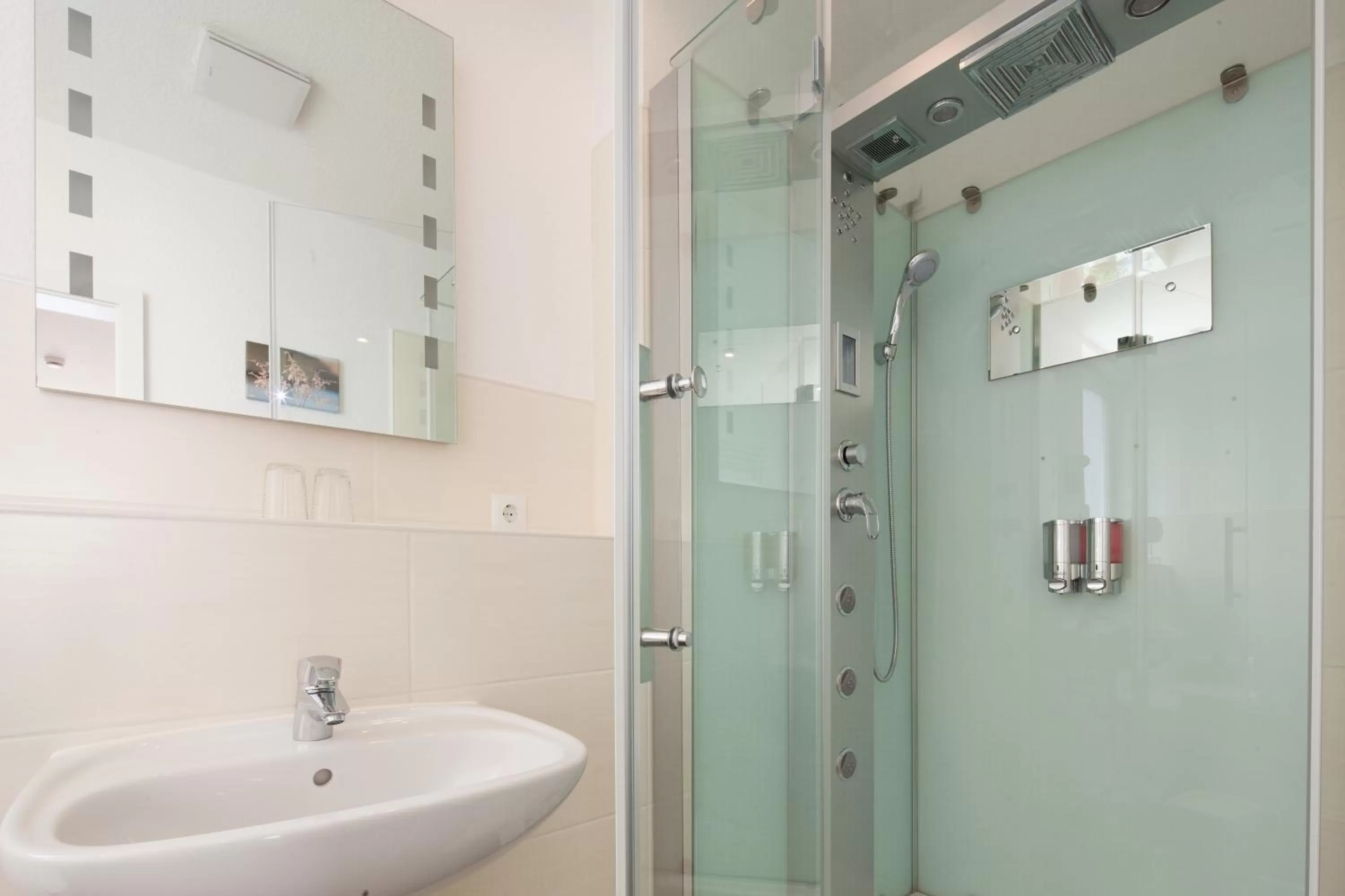 Bathroom in Schäfers Hotel, Self-Check-in, Cafe und Bäcker am Hotel