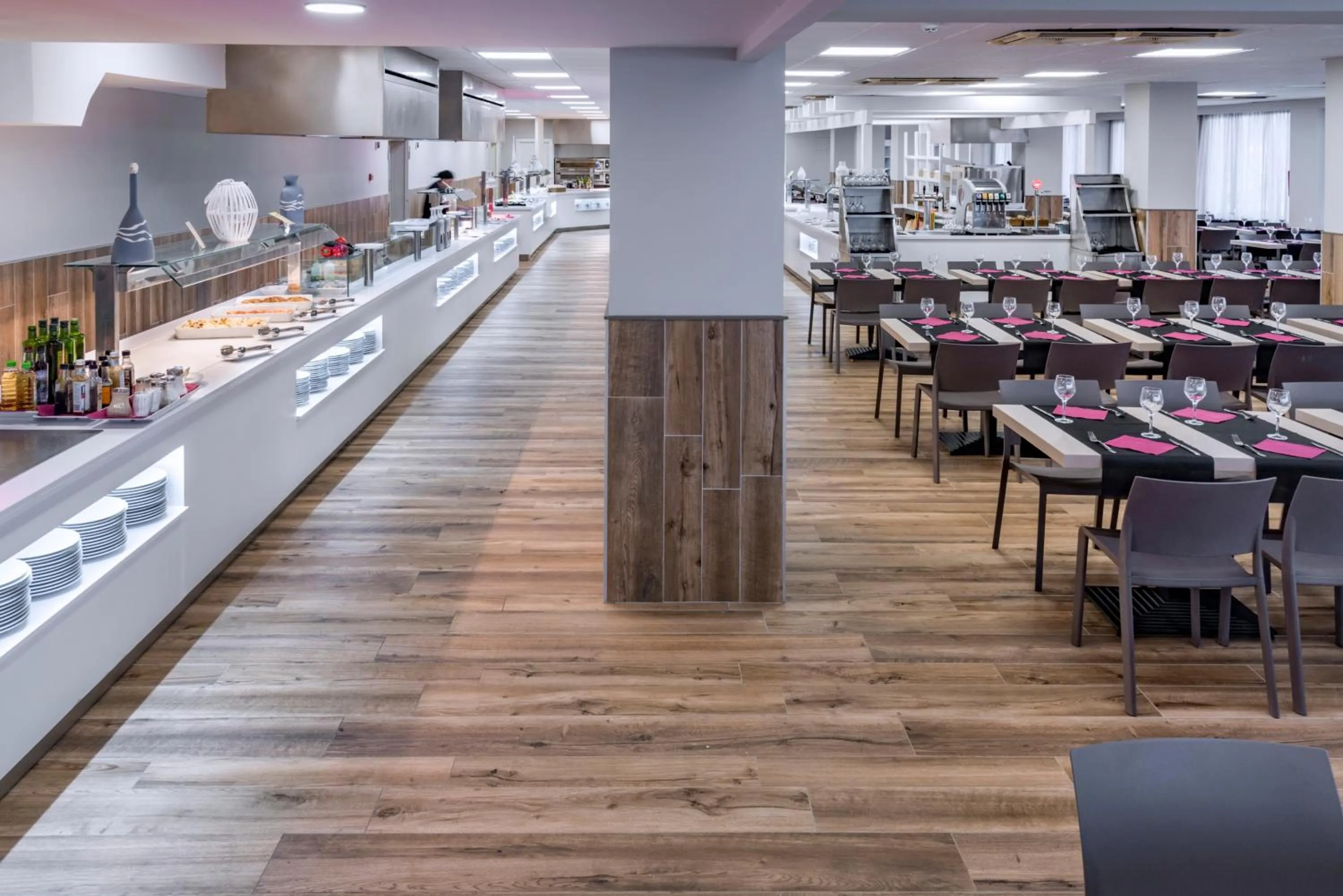 Restaurant/places to eat in Hotel Oasis Park Splash