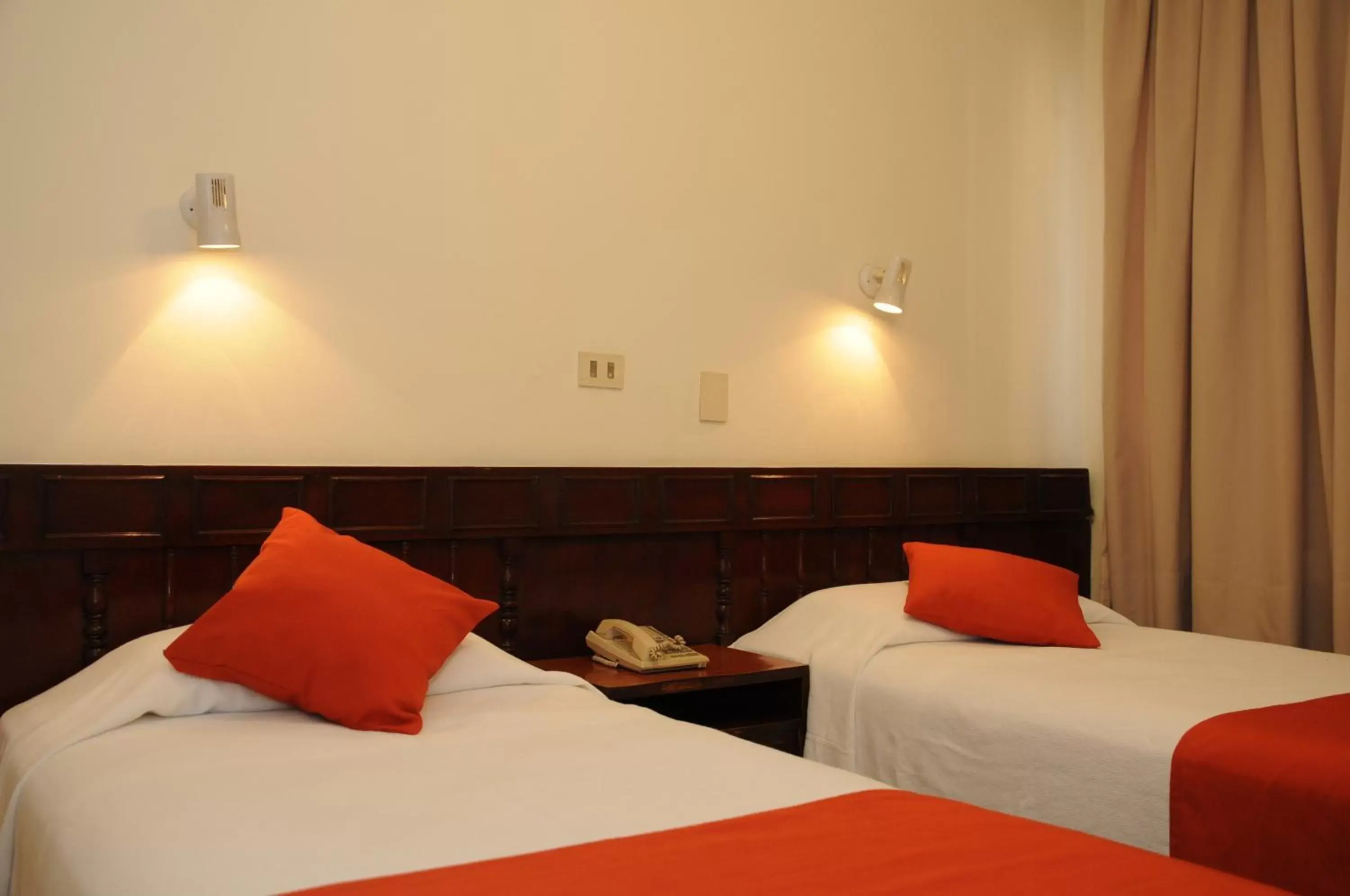 Standard Twin Room in Hotel California Standard Twin Room in Hotel California