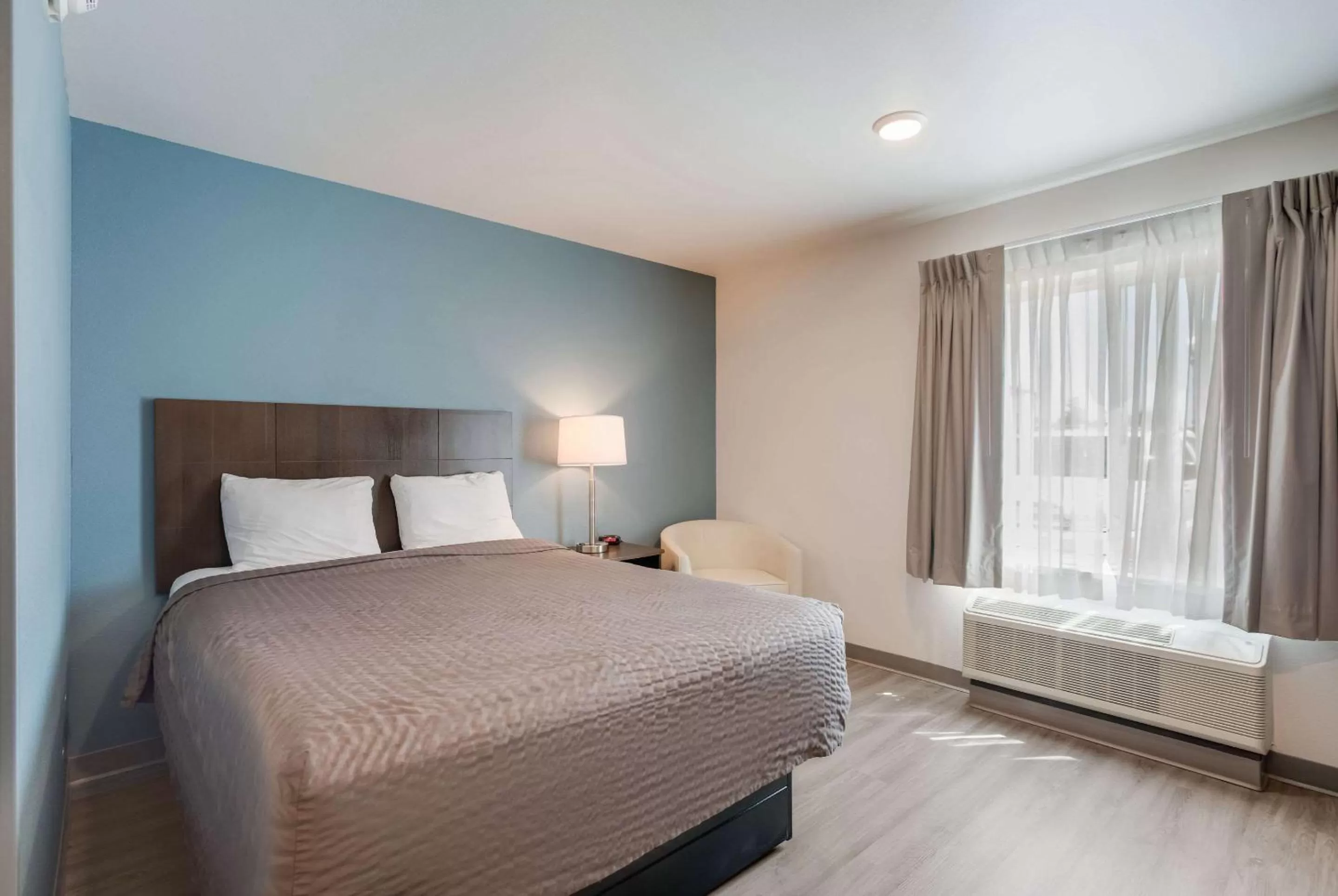 Bed in WoodSpring Suites Smyrna-La Vergne