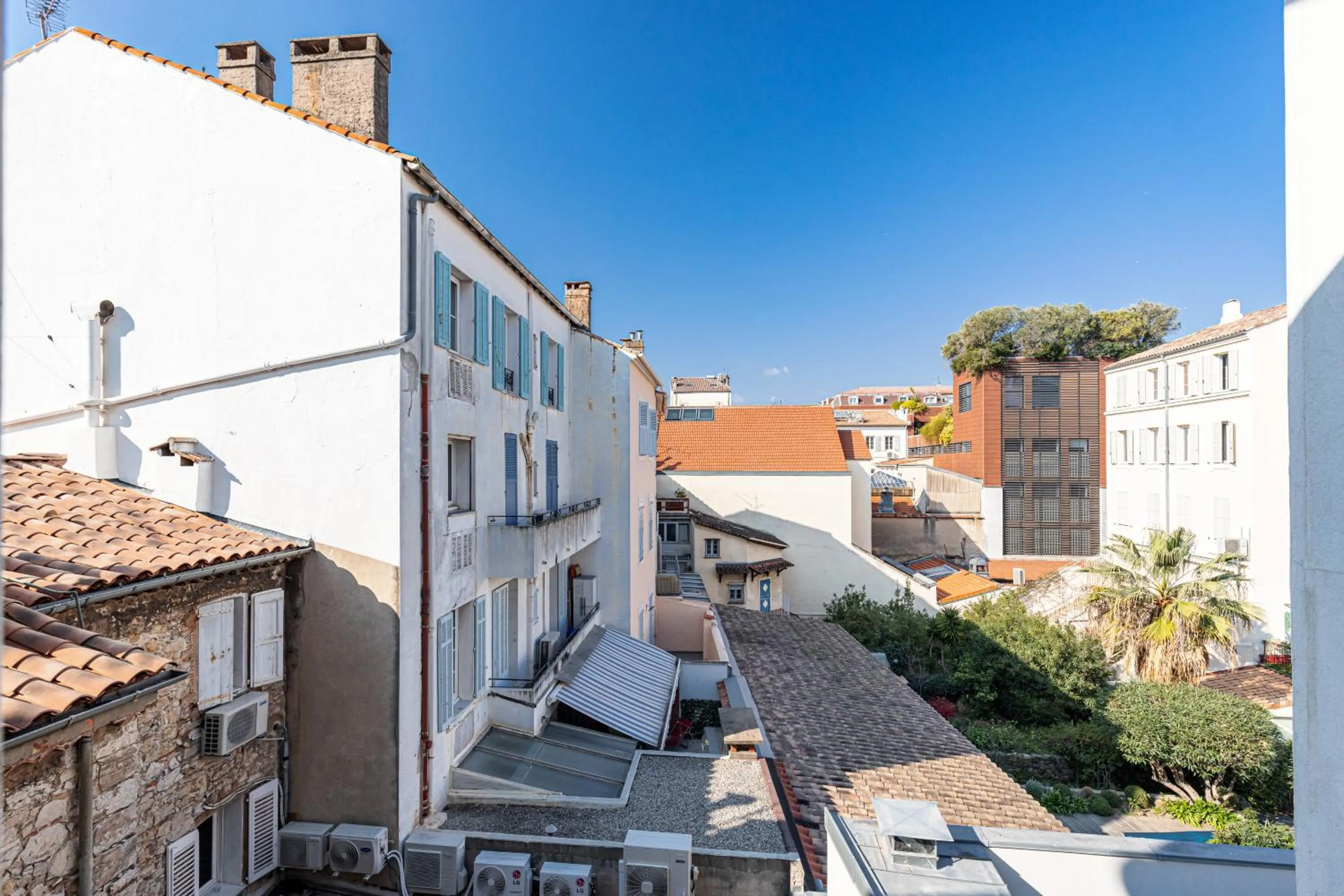 City view in Naomi Cannes