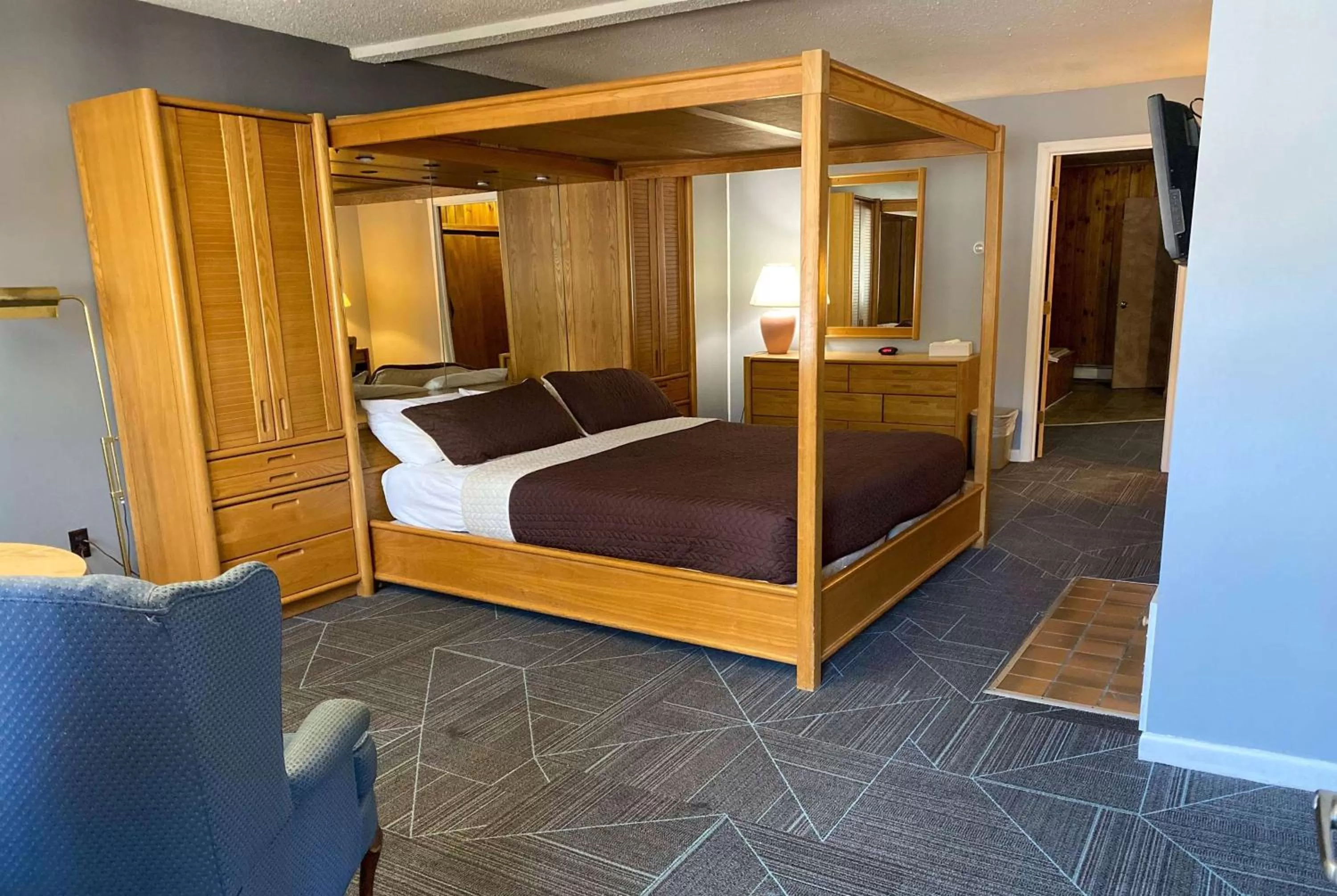 Premier King Room with Jetted Tub, Non-Smoking in Travelodge by Wyndham Lincoln Near White Mountain