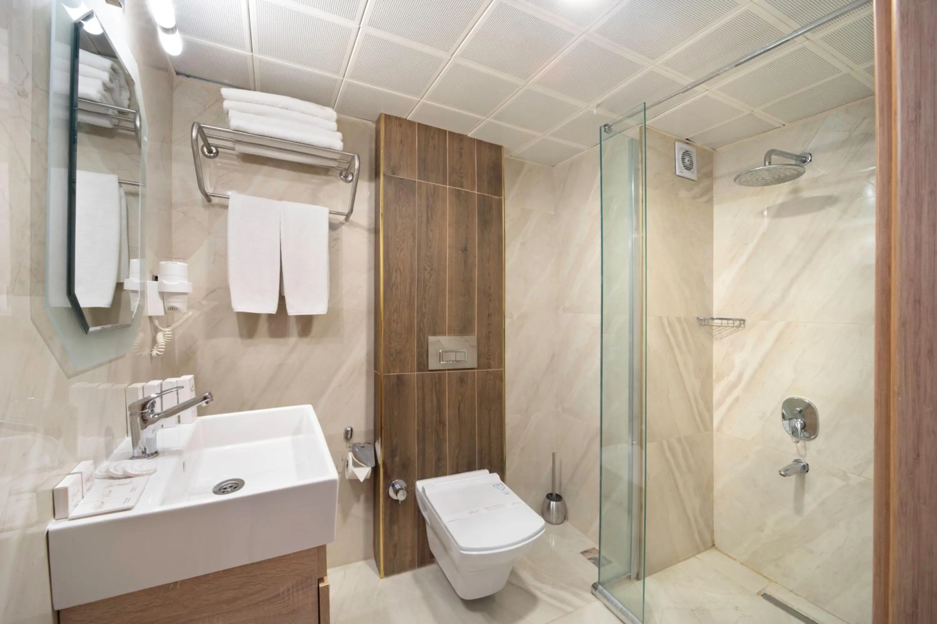 Shower in Elan Hotel Istanbul Pera