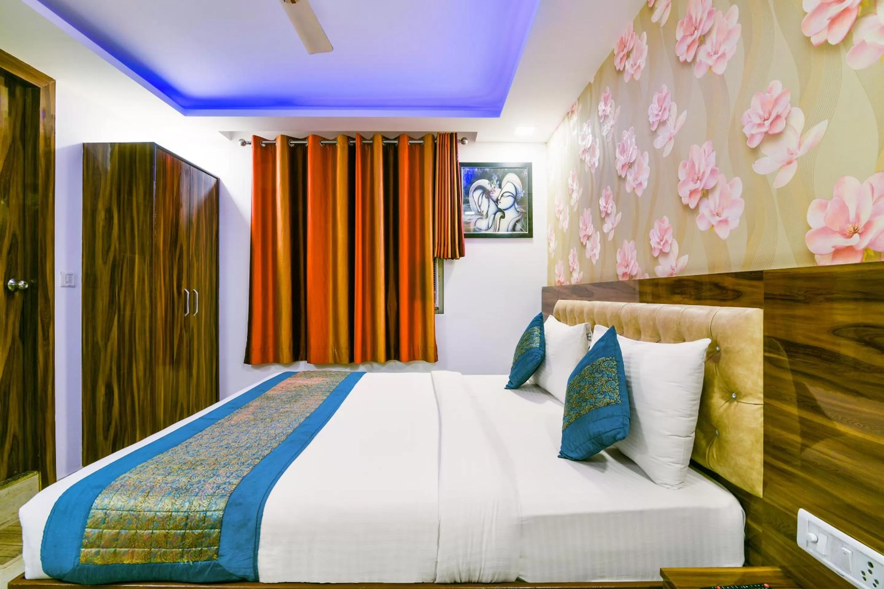 Bed in Hotel Pearl - Mahipalpur Delhi Airport