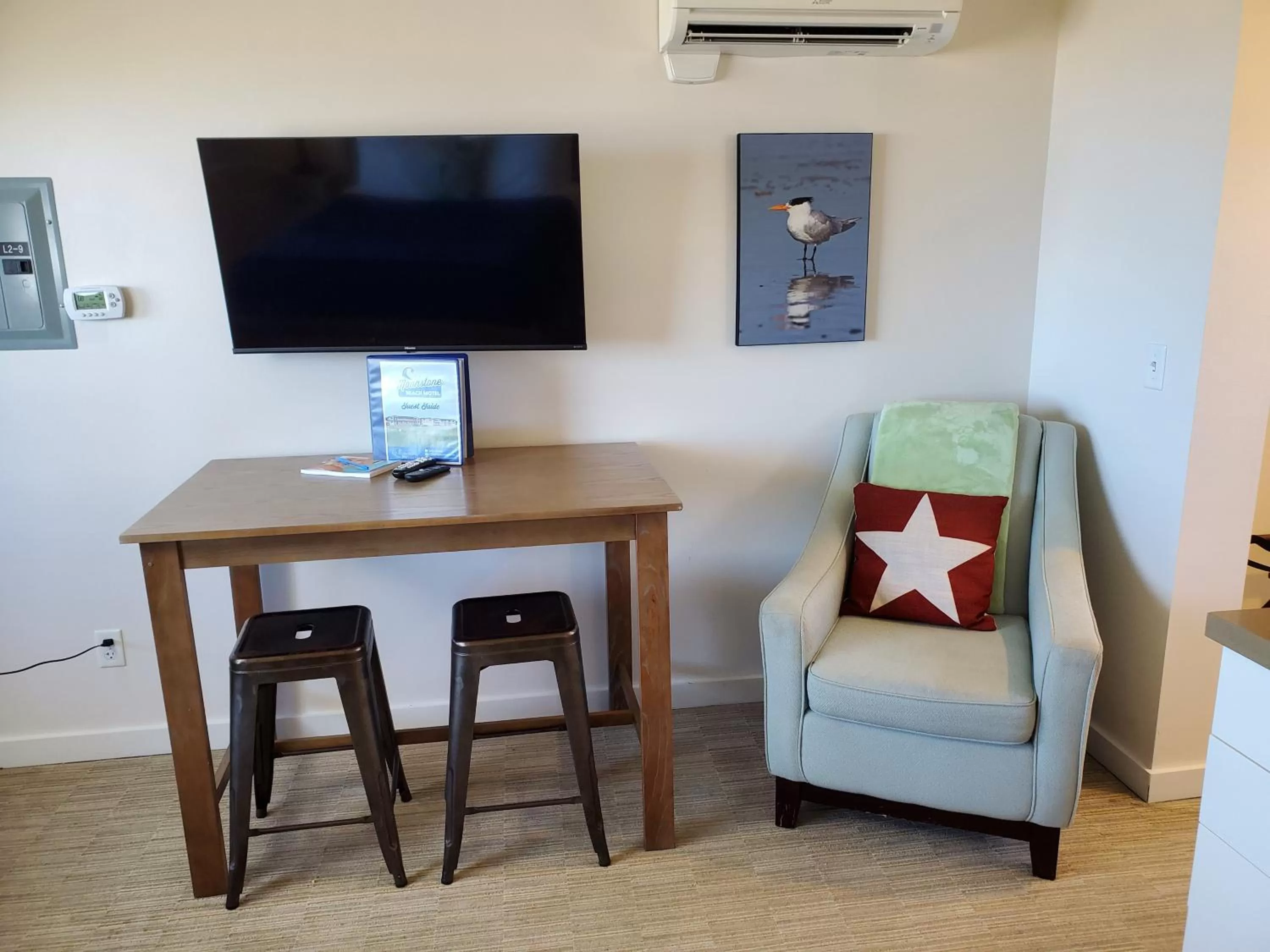 Seating area, TV/Entertainment Center in Moonstone Beach Motel