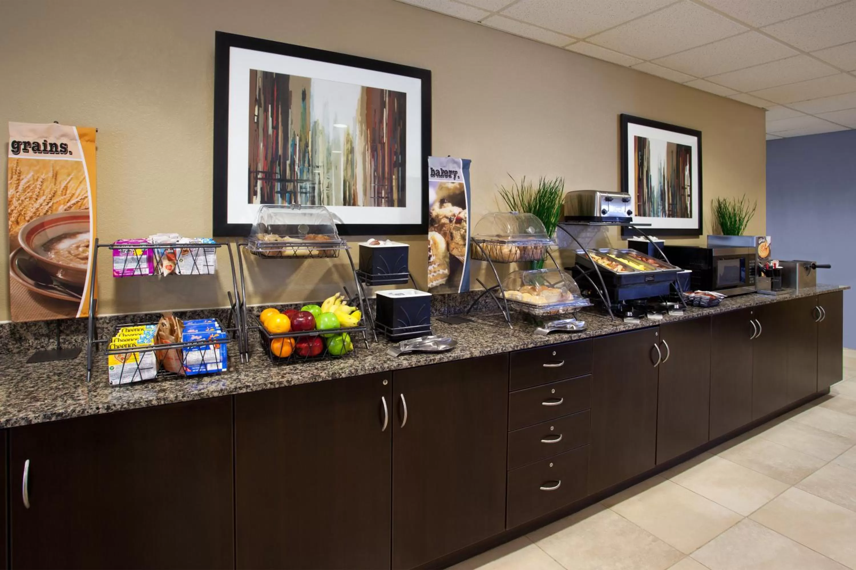 Continental breakfast in Microtel Inn & Suites by Wyndham Waynesburg