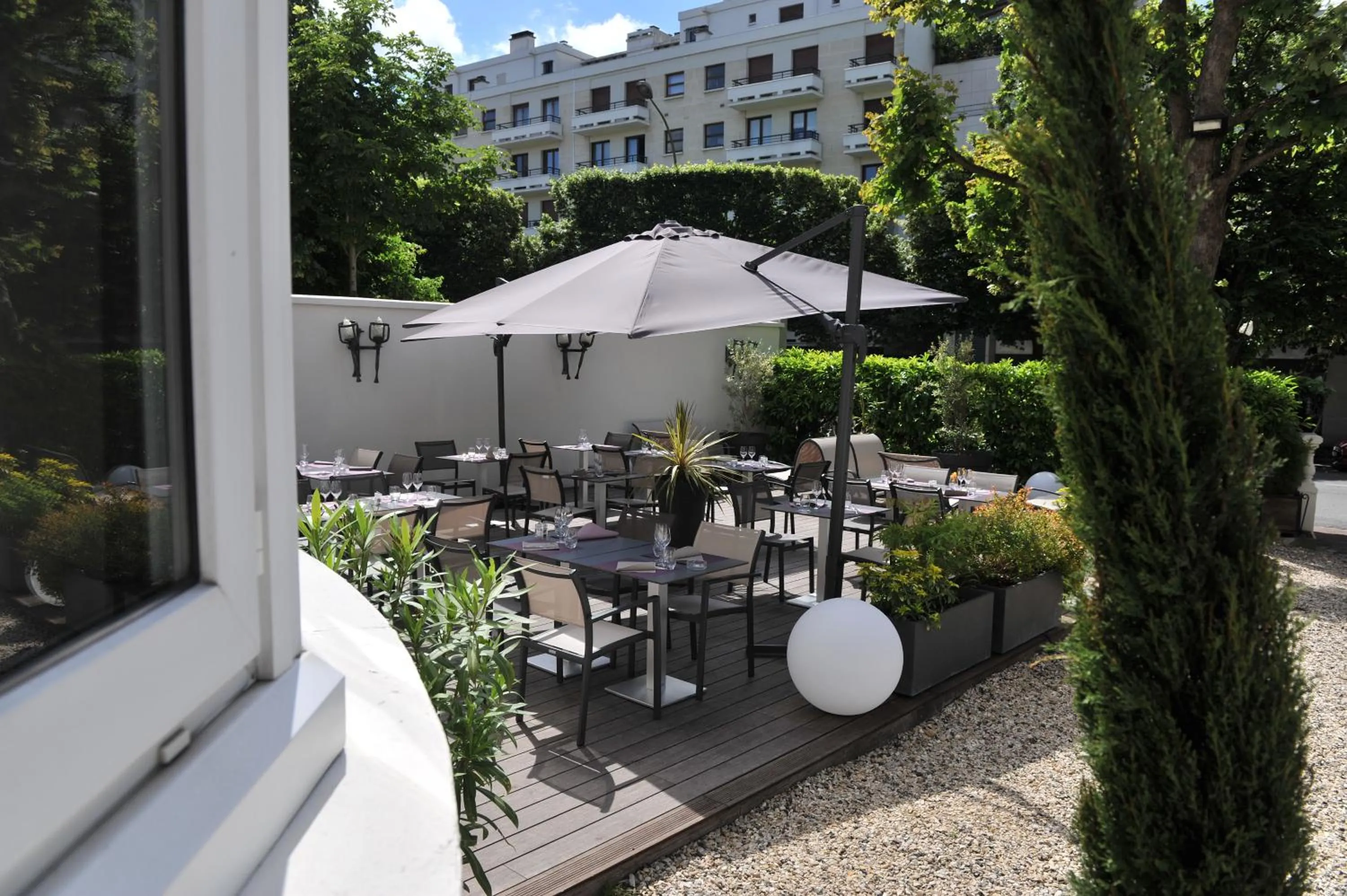 Garden view in Mercure Paris Saint Cloud Hippodrome