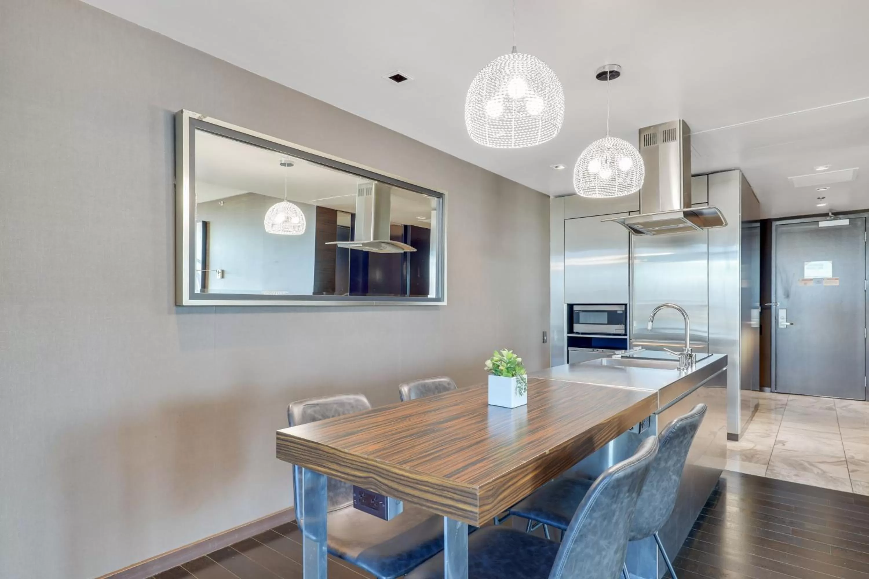 Kitchen or kitchenette in Vegas Palms HIGH 52nd fl. 1BDR corner penthouse 1220sqft