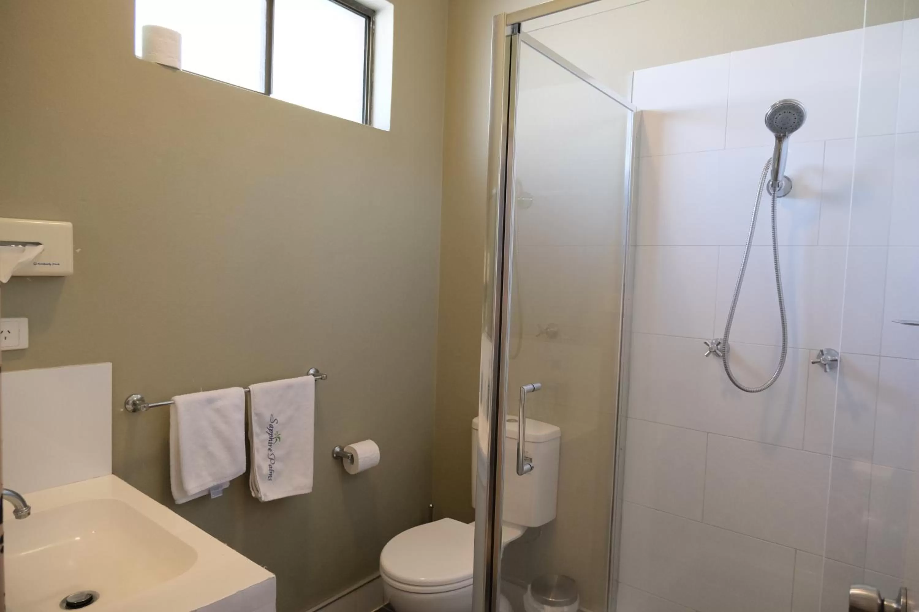 Shower in Sapphire Palms Motel