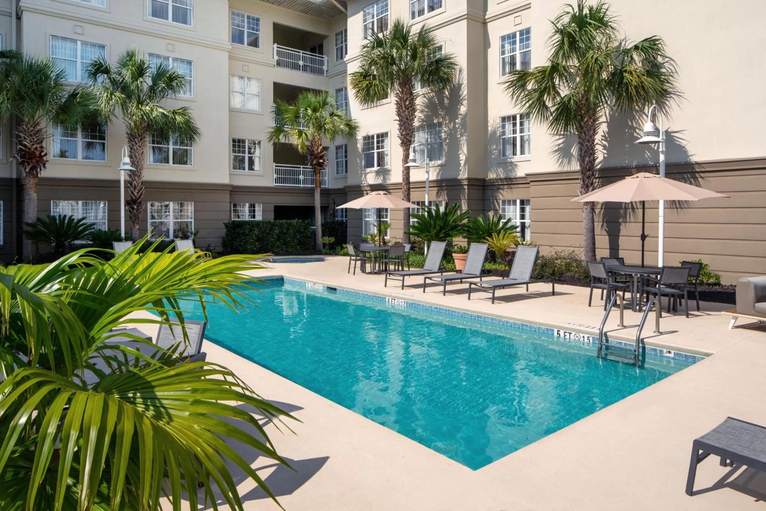 Swimming pool in Residence Inn Charleston Riverview