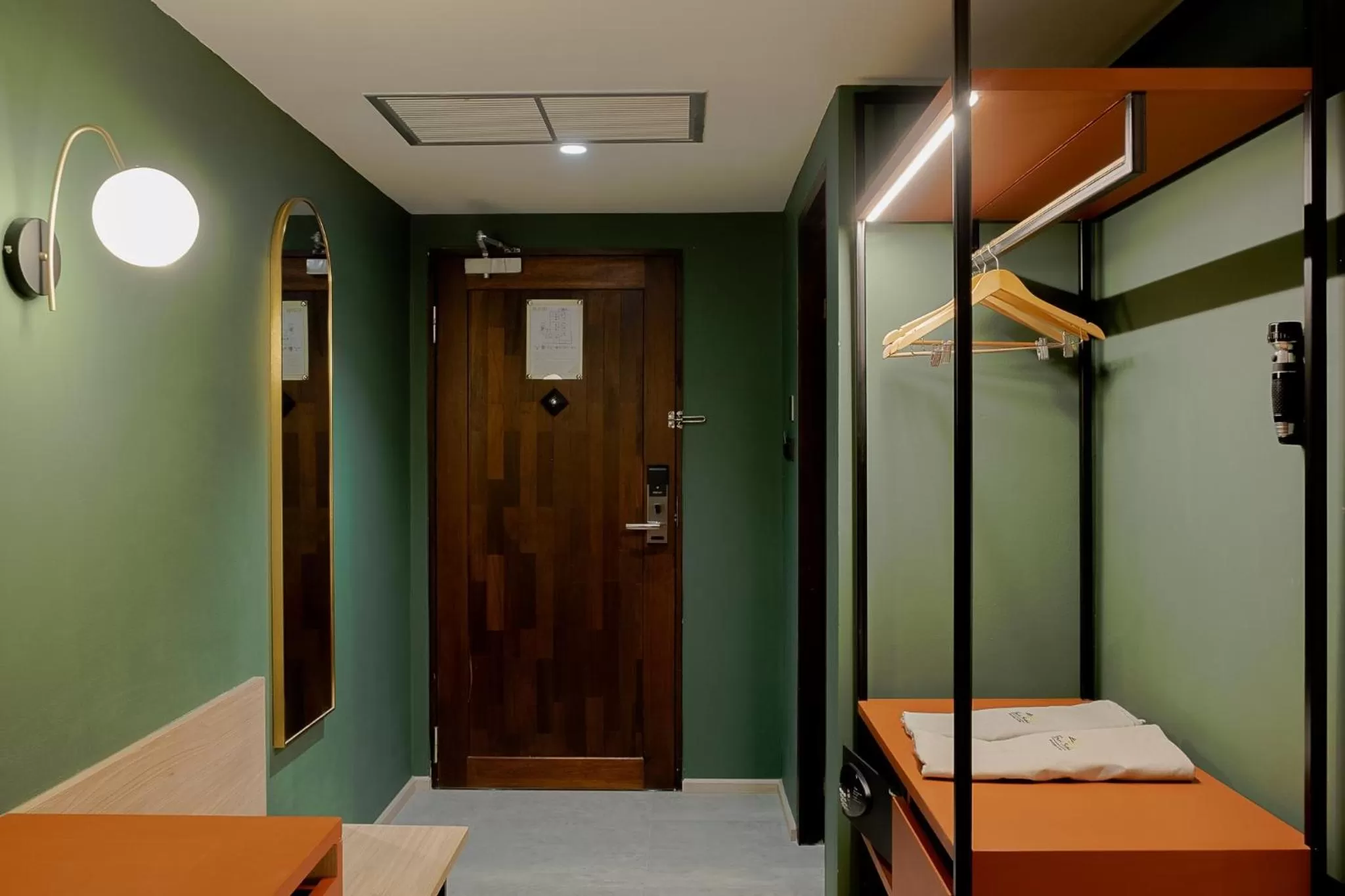 wardrobe, Bed in Buri Sriphu Hotel
