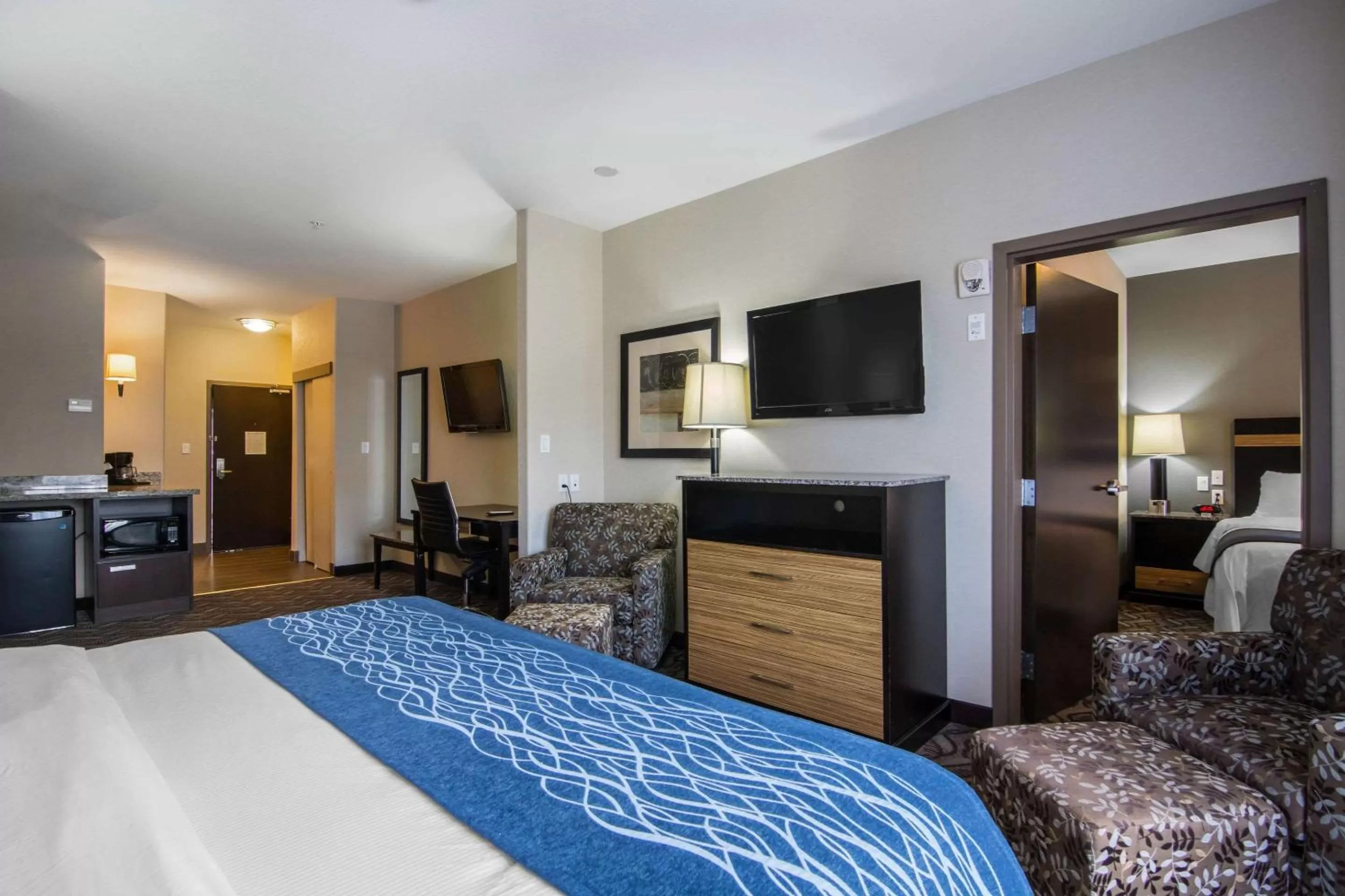 Photo of the whole room, Bed in Comfort Inn & Suites