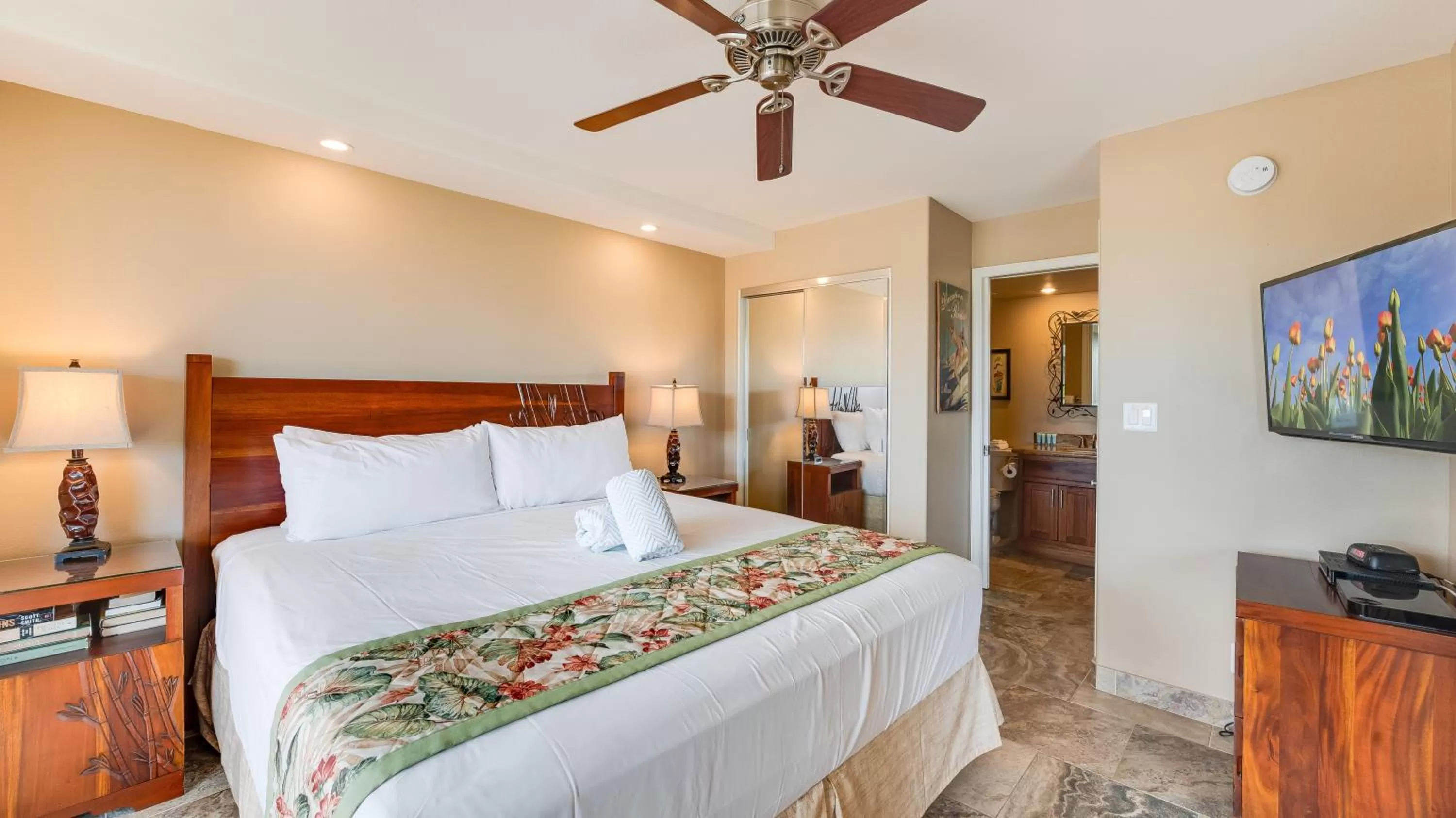 Bed in Castle Maui Banyan