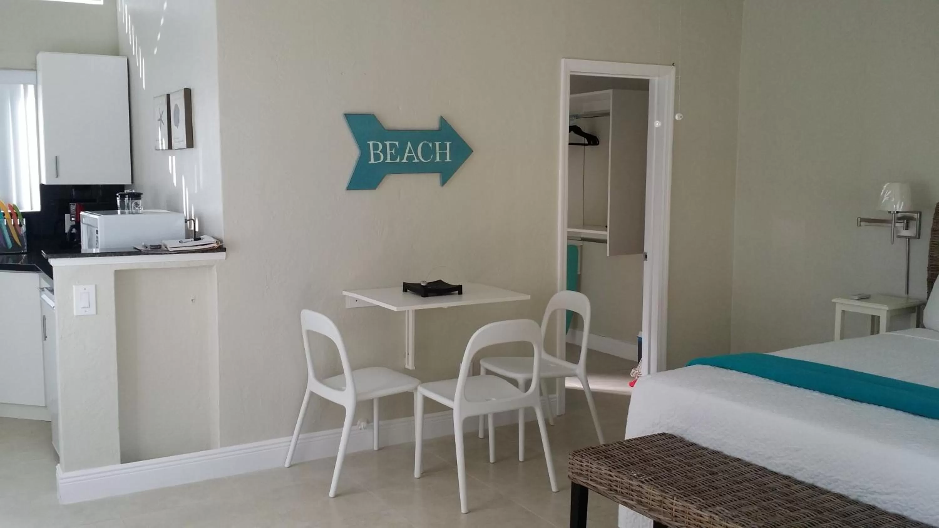 Photo of the whole room in Hollywood Broadwalk Oceanside Hotel