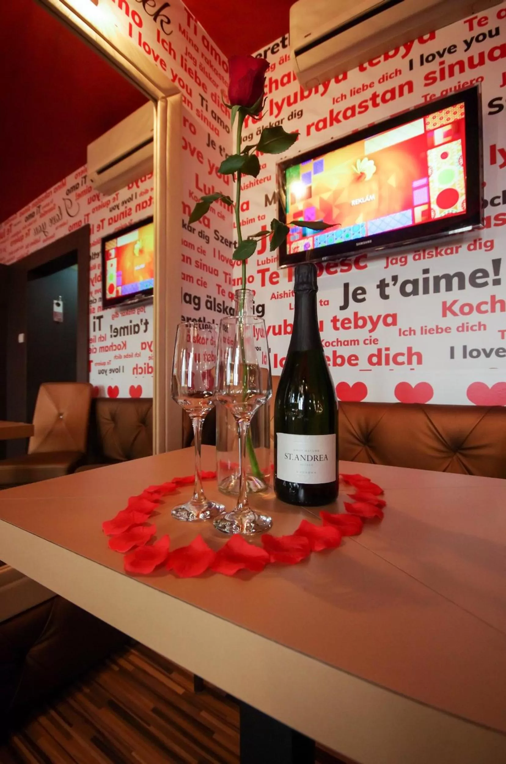 room service in Hotel Corvin