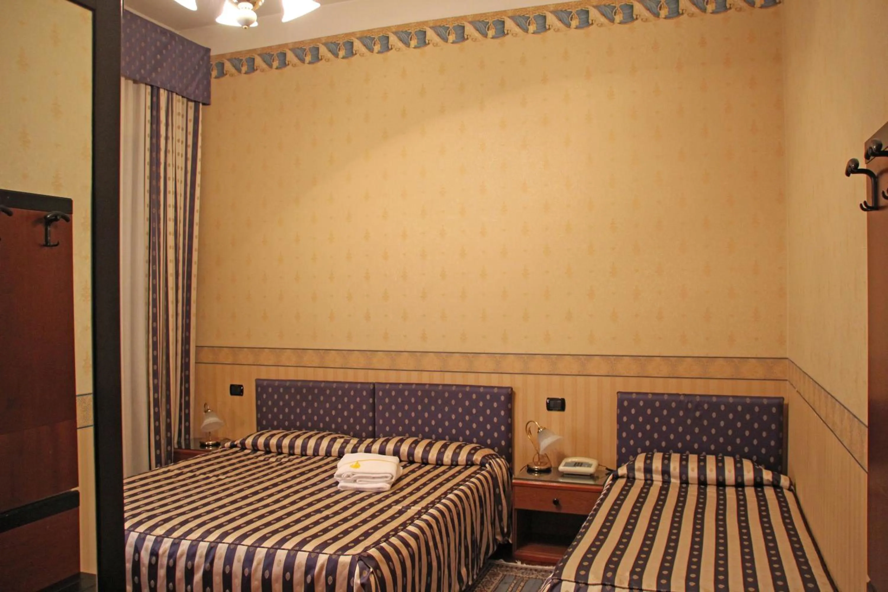 Bed in Albergo Ristorante Leon d'Oro