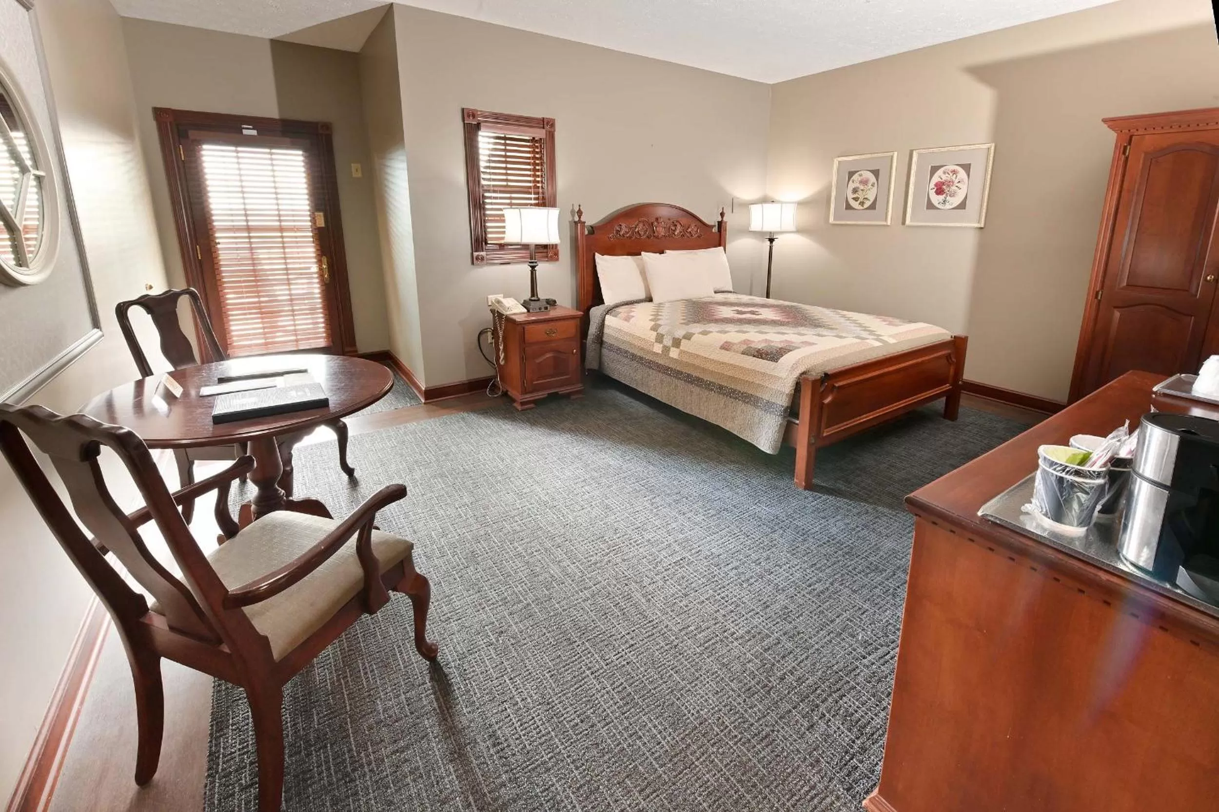 Bed in Carlisle Inn Walnut Creek