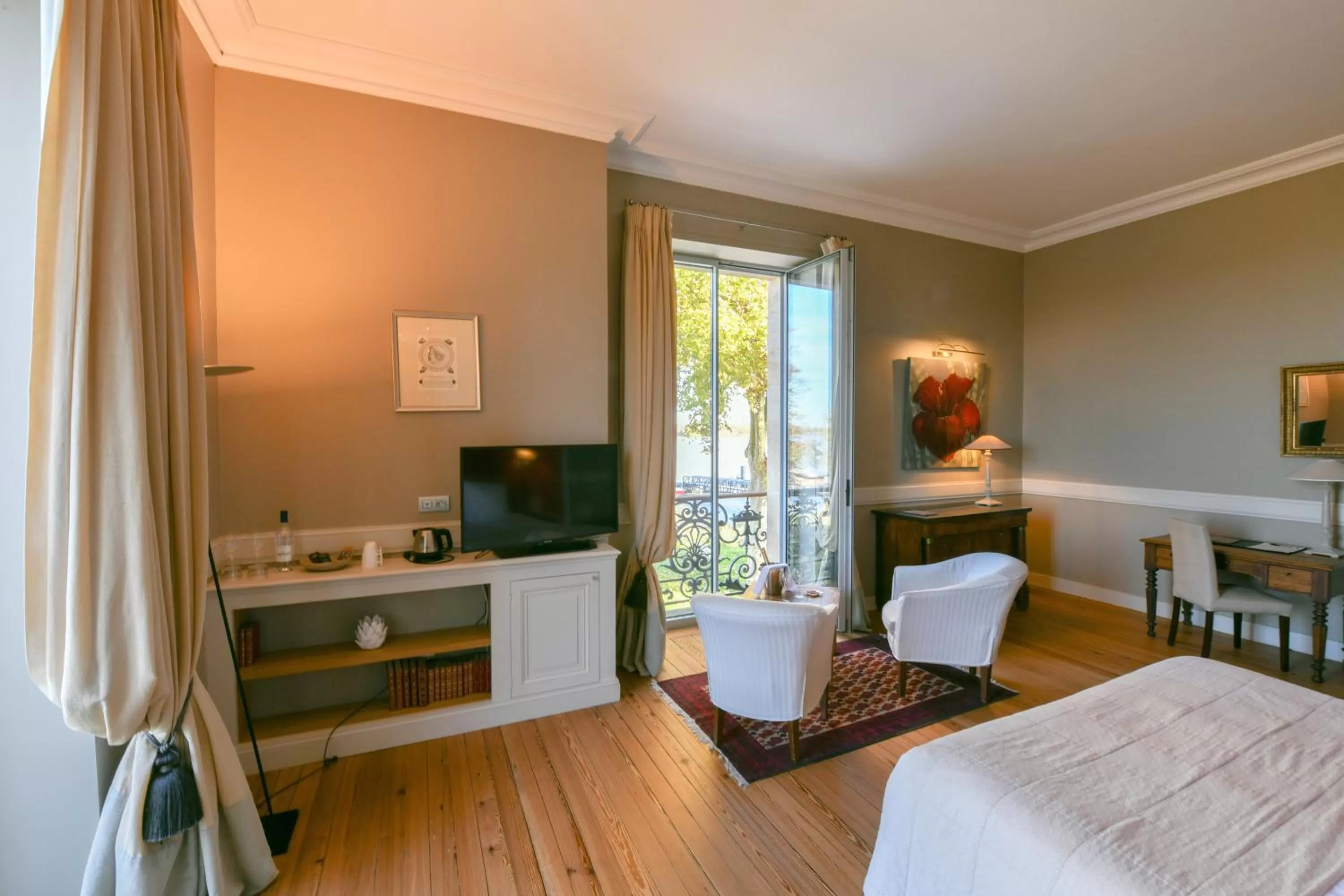 Photo of the whole room, Bed in Château Grattequina Hôtel