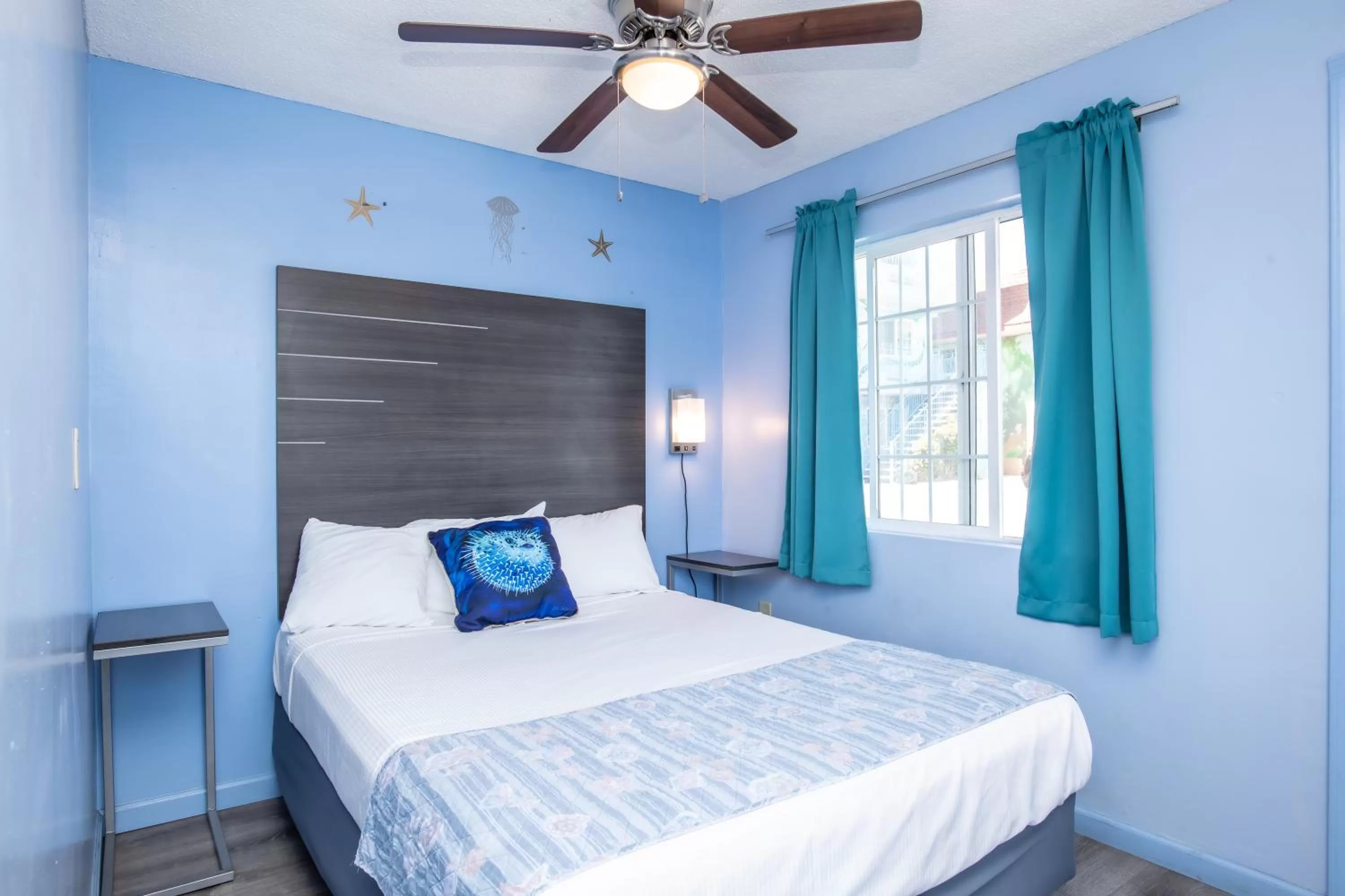 Bed in Aqua Breeze Inn