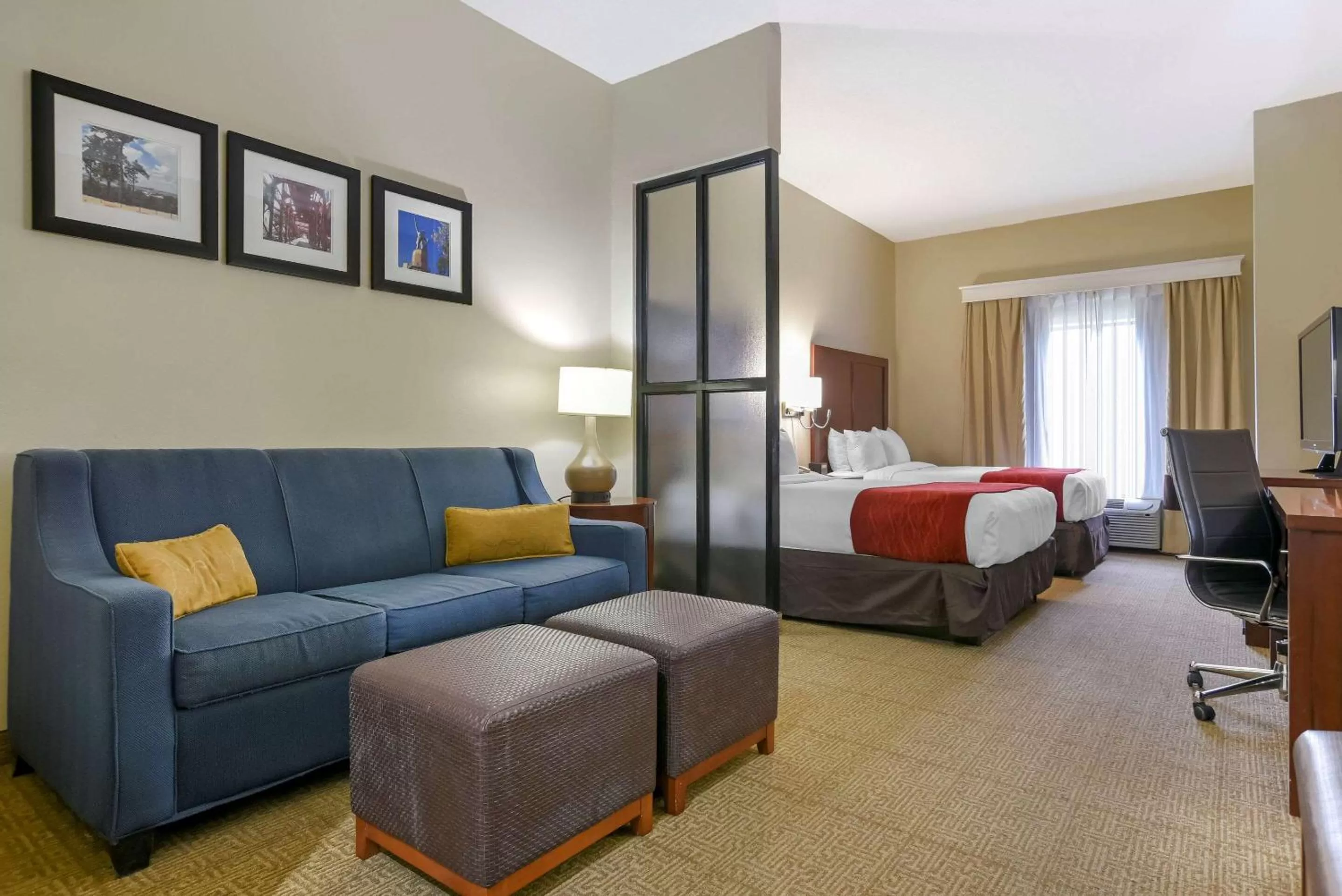 Photo of the whole room, Bed in Comfort Suites Fultondale I-65 near I-22