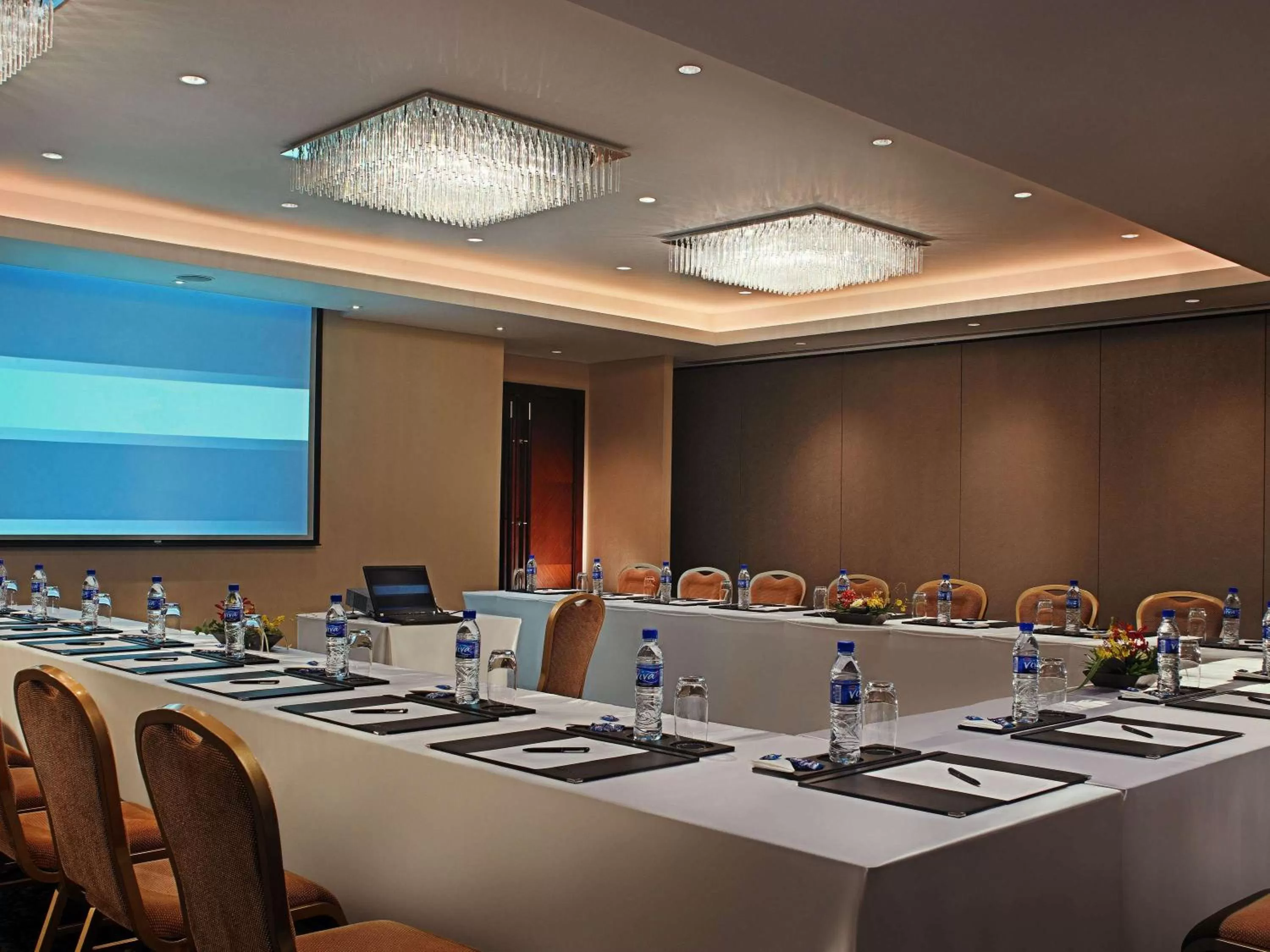 Meeting/conference room in Joy Nostalg Hotel and Suites Manila Managed by The Ascott Limited