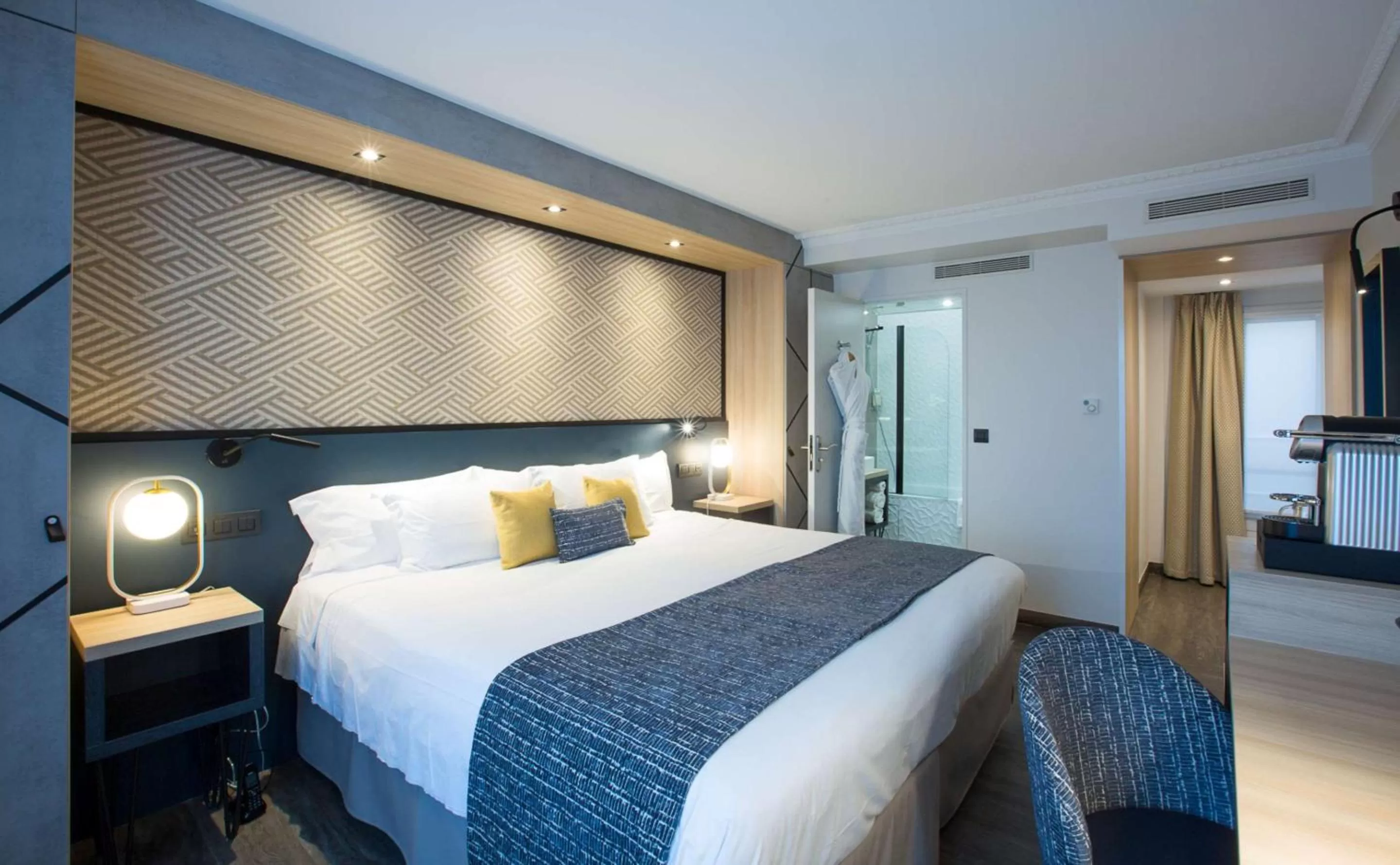 Bedroom, Bed in Best Western Plus Opéra Batignolles