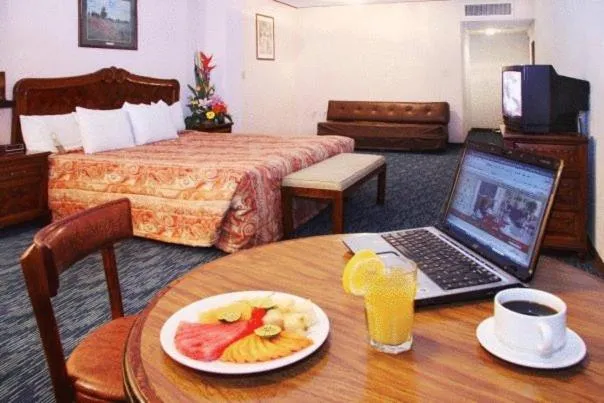 Food and drinks, Bed in Hotel San Jorge